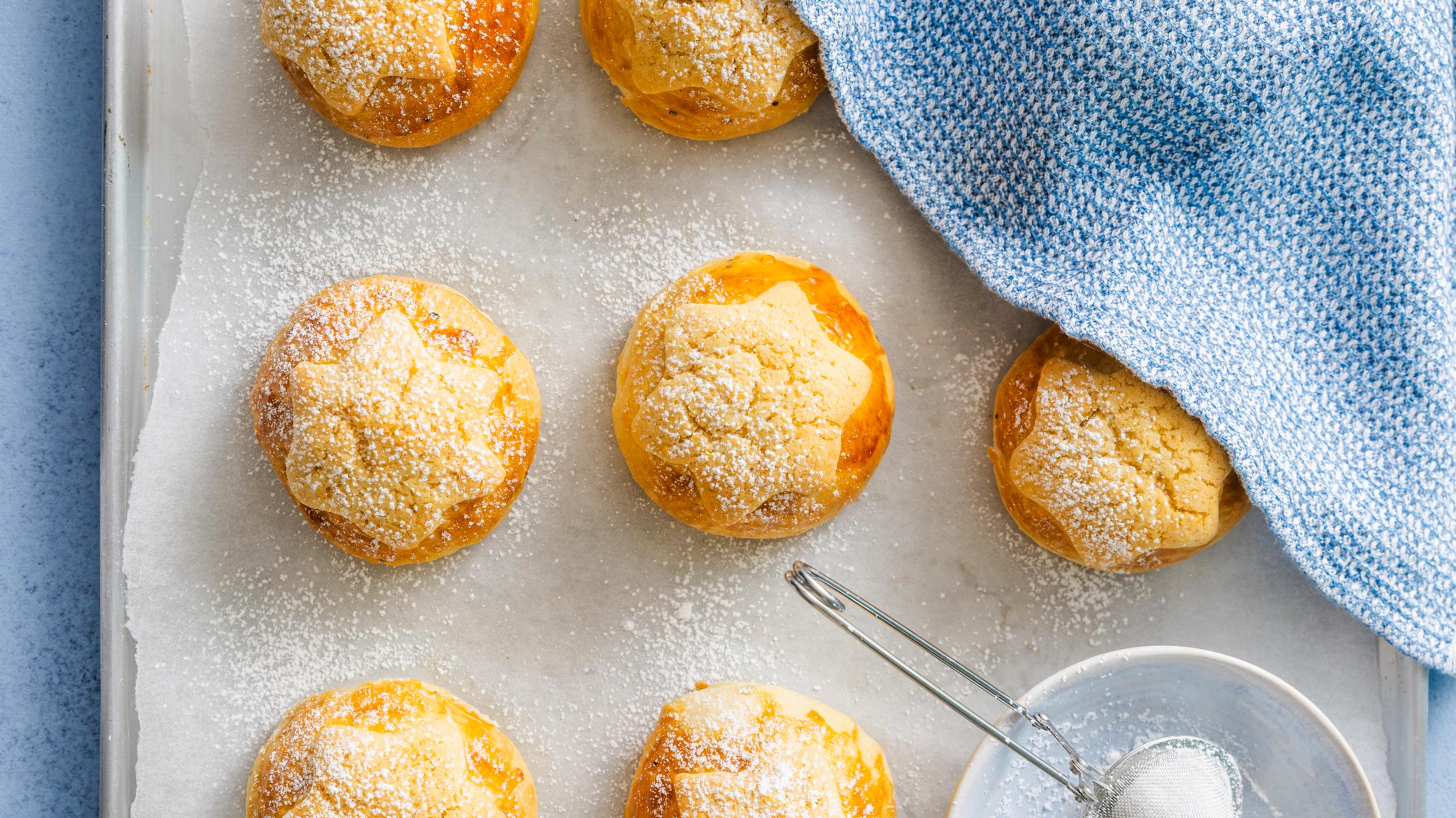 Perinteiset tähtipullat – pullien päällä tuikkivat appelsiinilla maustetut murotaikinatähdet