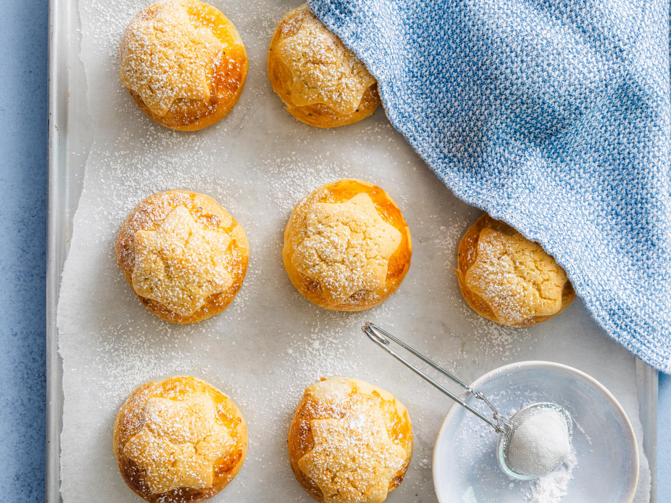 Perinteiset tähtipullat – pullien päällä tuikkivat appelsiinilla maustetut murotaikinatähdet