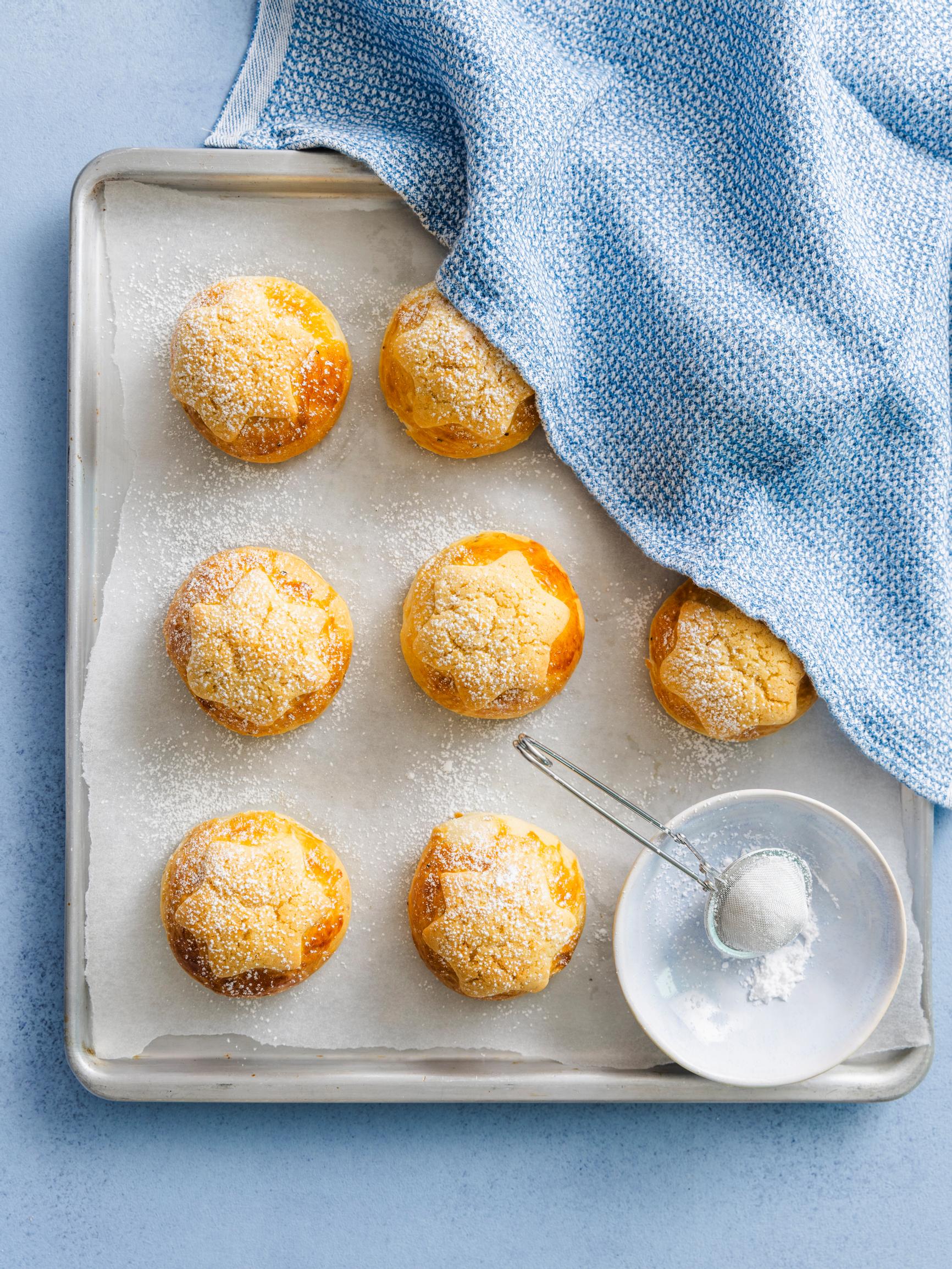 Perinteiset tähtipullat – pullien päällä tuikkivat appelsiinilla maustetut murotaikinatähdet