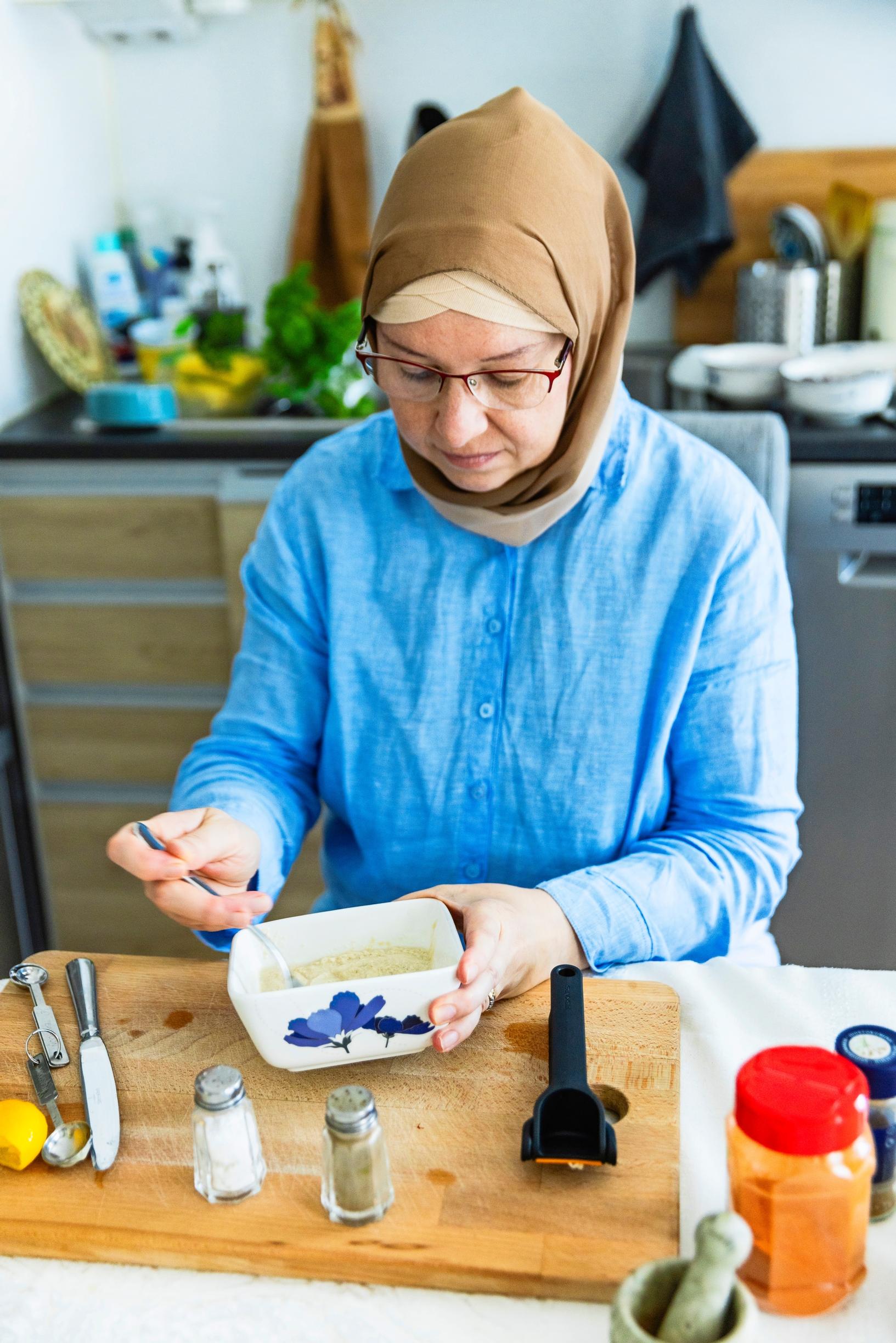Nuura-Johanna sekoittaa kulhossa tahinikastiketta.