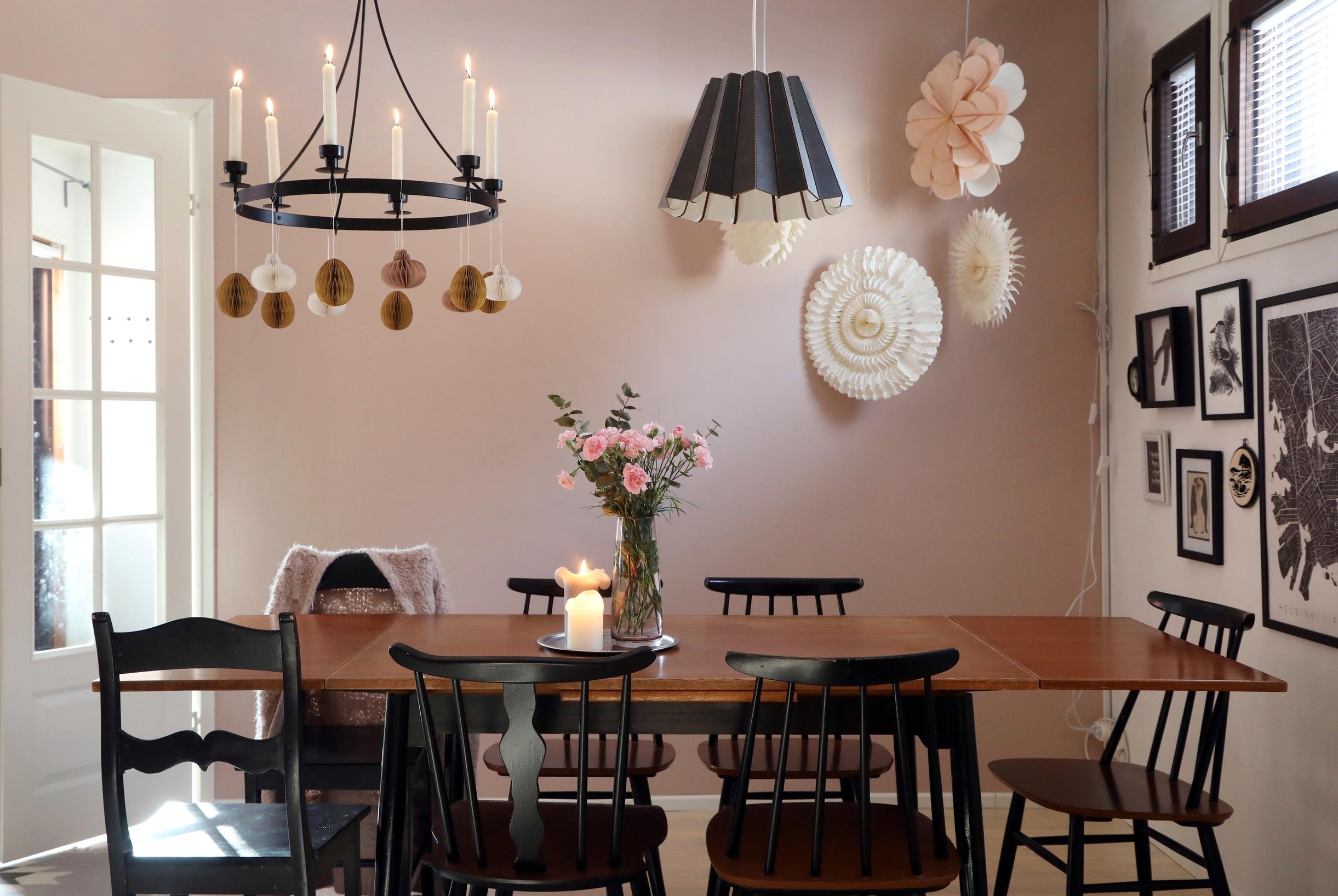 Neito-sävyinen seinä ruokailutilassa