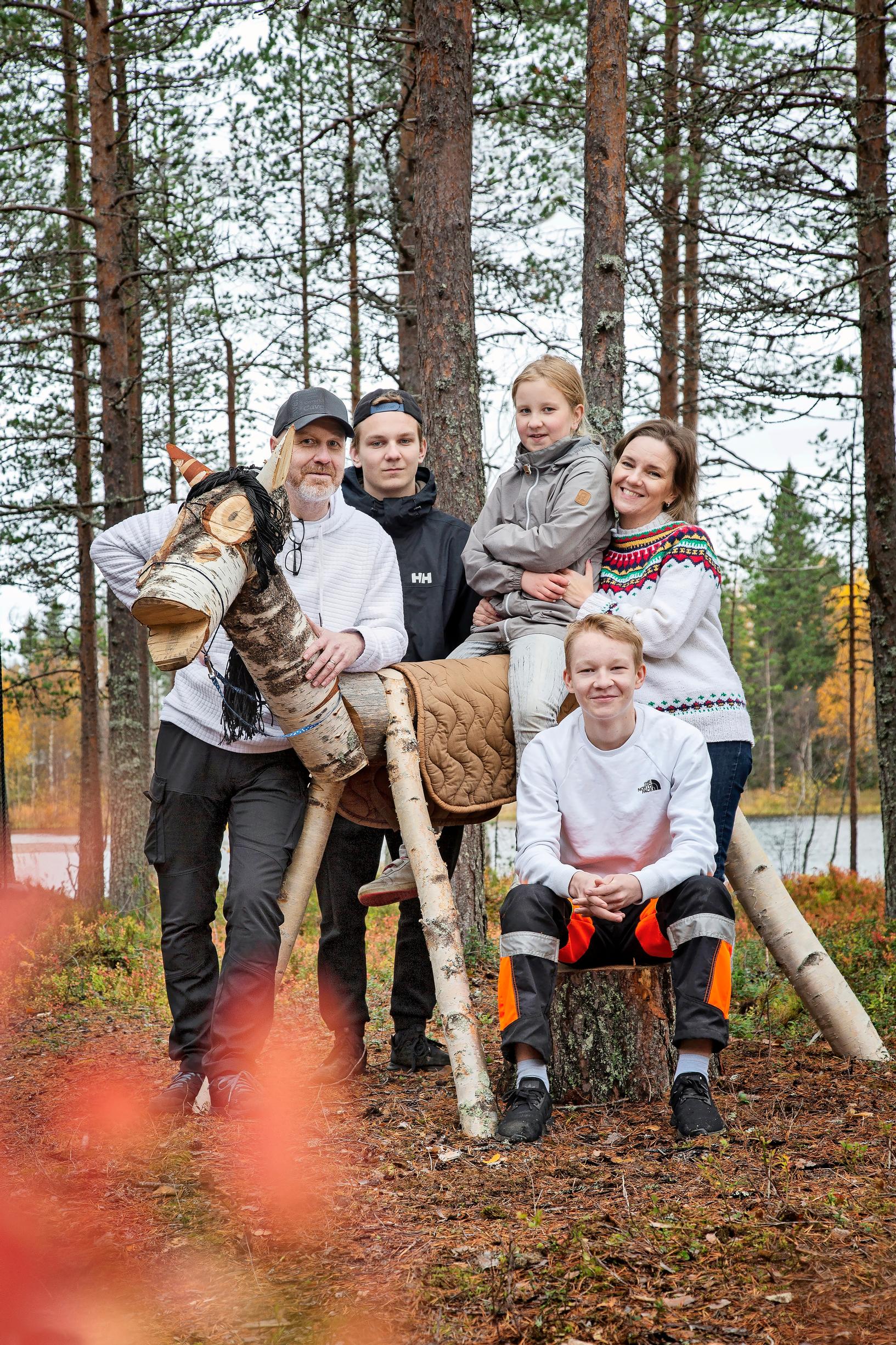 Perhe puuhevosen ympärillä