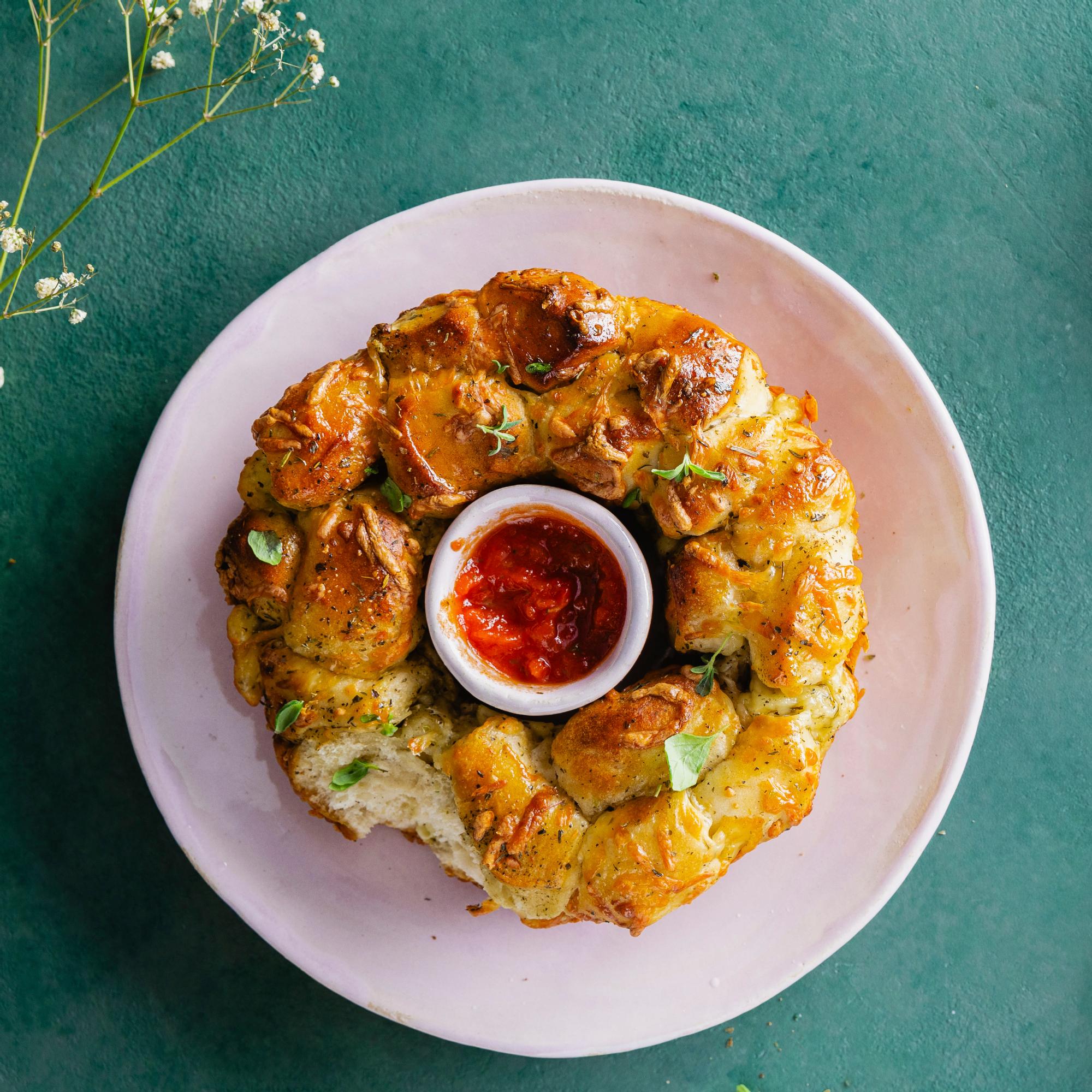 Rennosti revittävä nyhtöpizzaleipä ilahduttaa juhlissa tai viikonloppuaterialla – syntyy helposti valmiista pizzataikinasta!