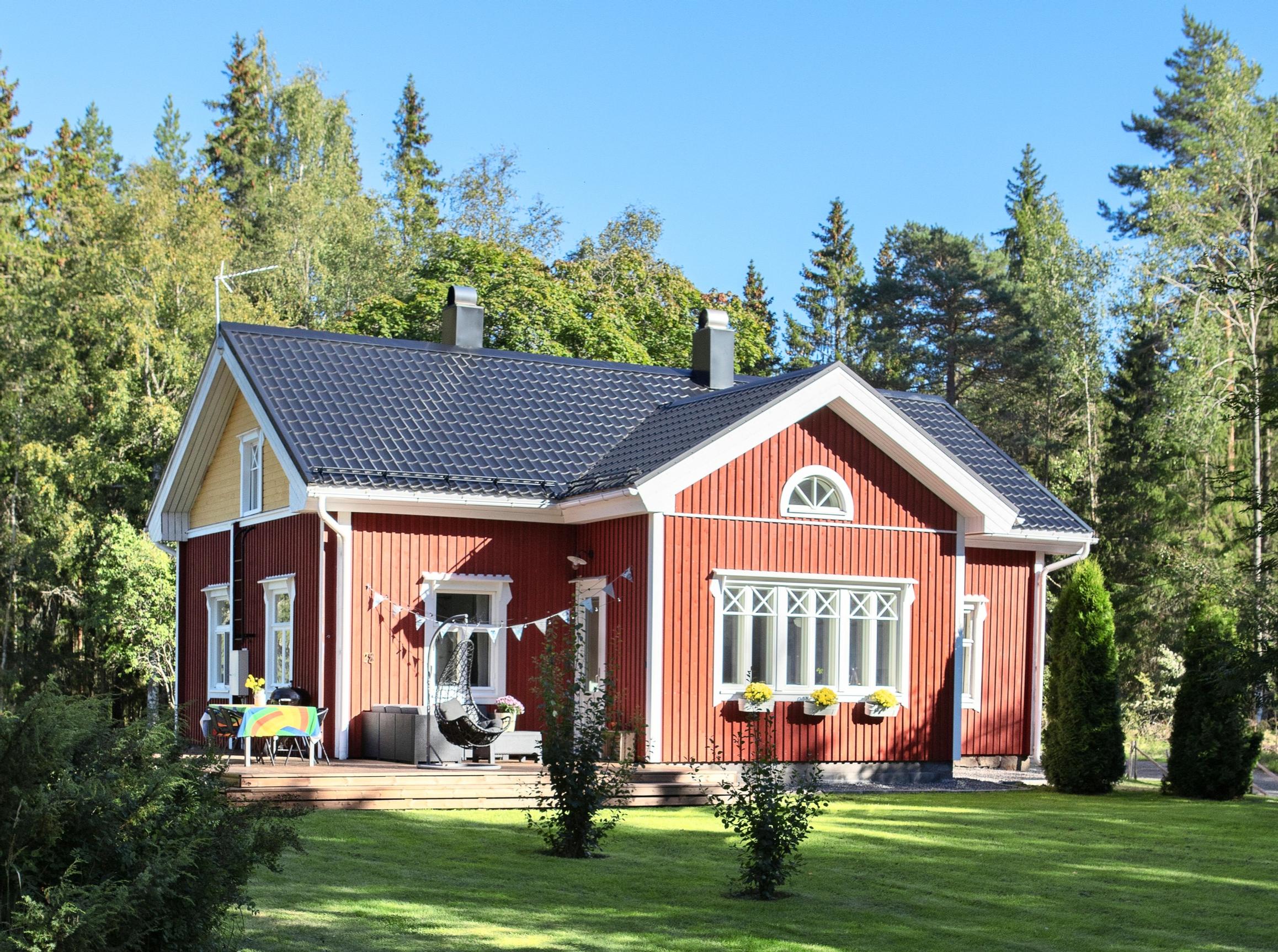 Maalaistalon laajennusosa takapihan puolella