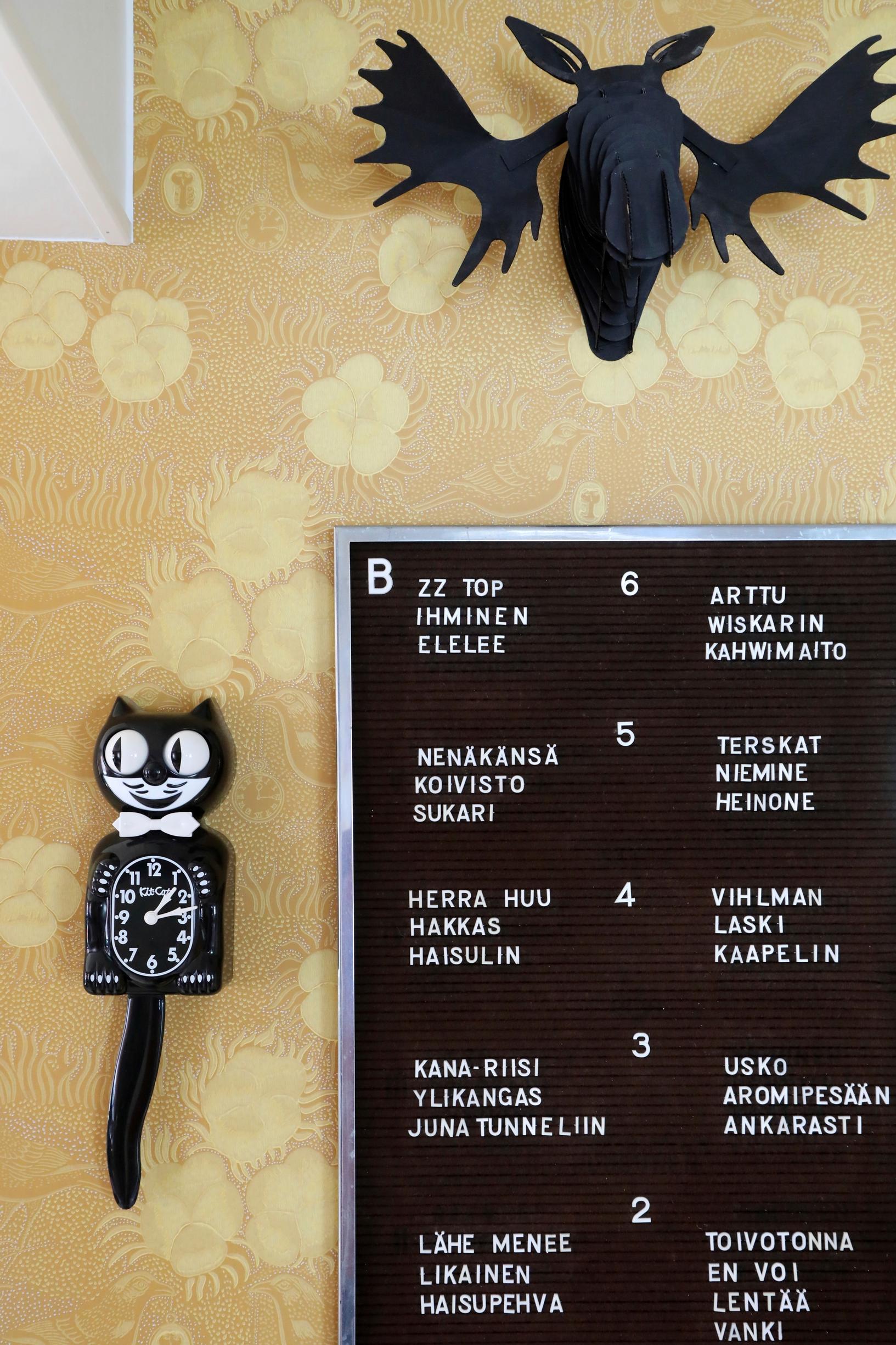 Kit-Kat Clock ja porraskäytävän nimitaulu seinällä