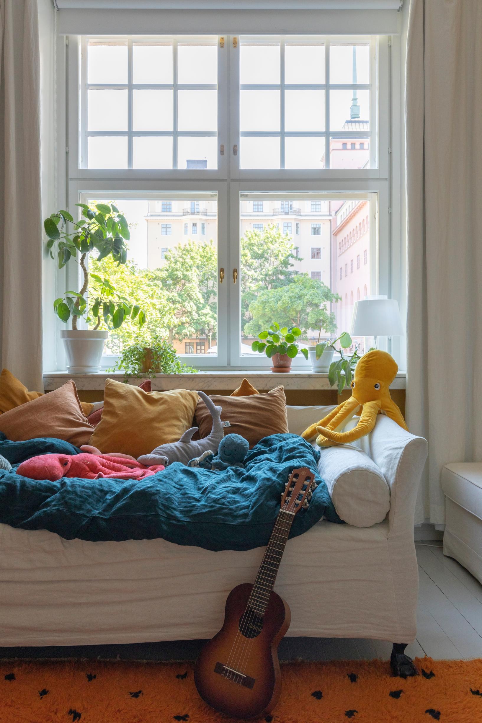 Suojahupullinen vintagesohva lastenhuoneessa