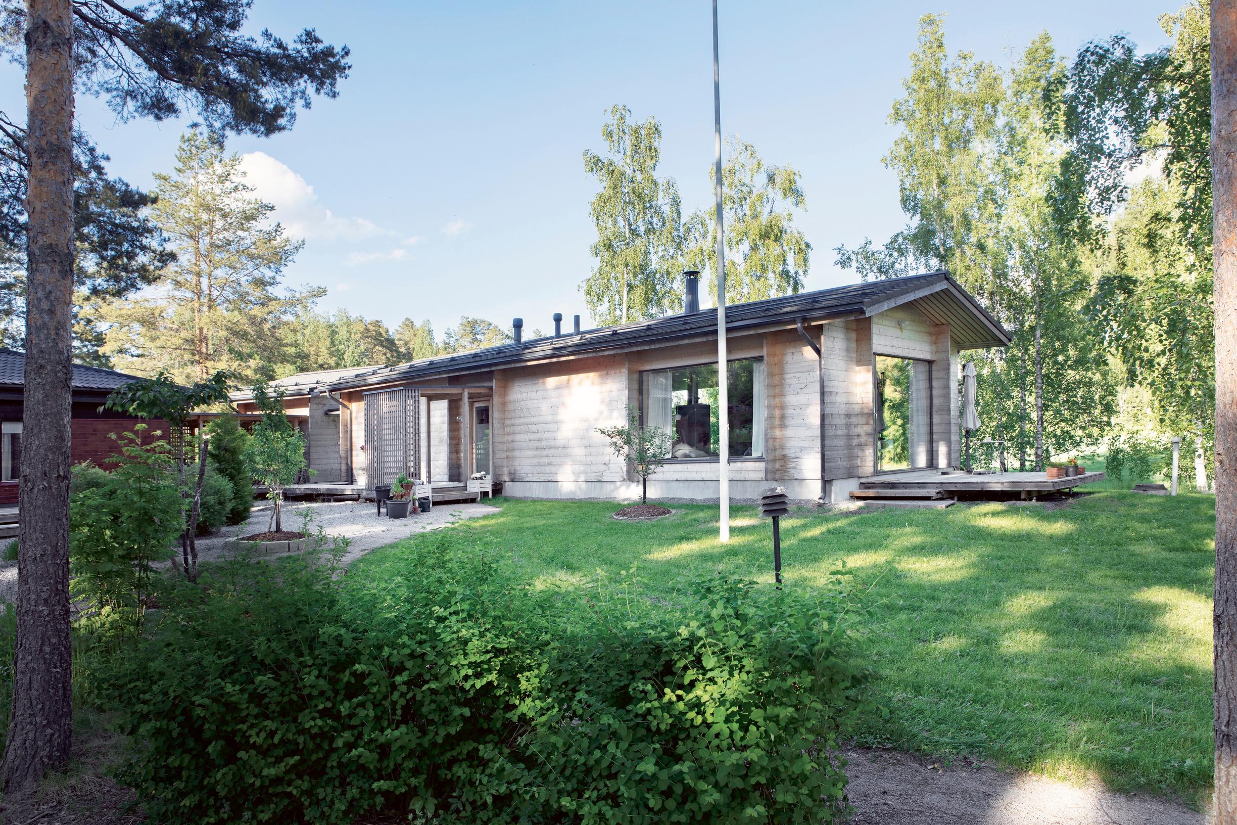 Juha Päätalon moderni hirsitalo ulkoa