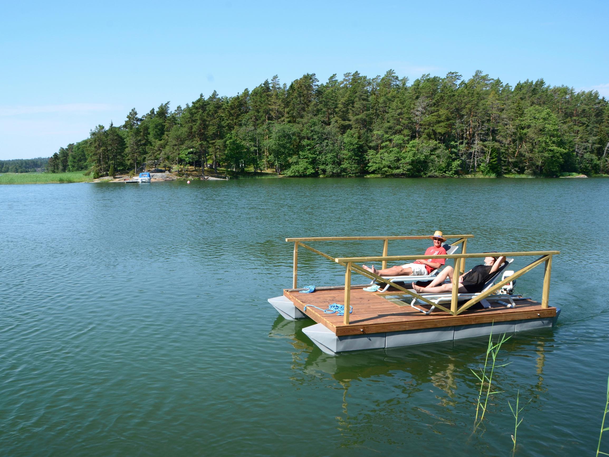 Laiturihan liikkuu! Markon mökkiprojektin lomassa syntyi lauttalaituri, jota ohjataan aurinkotuolista