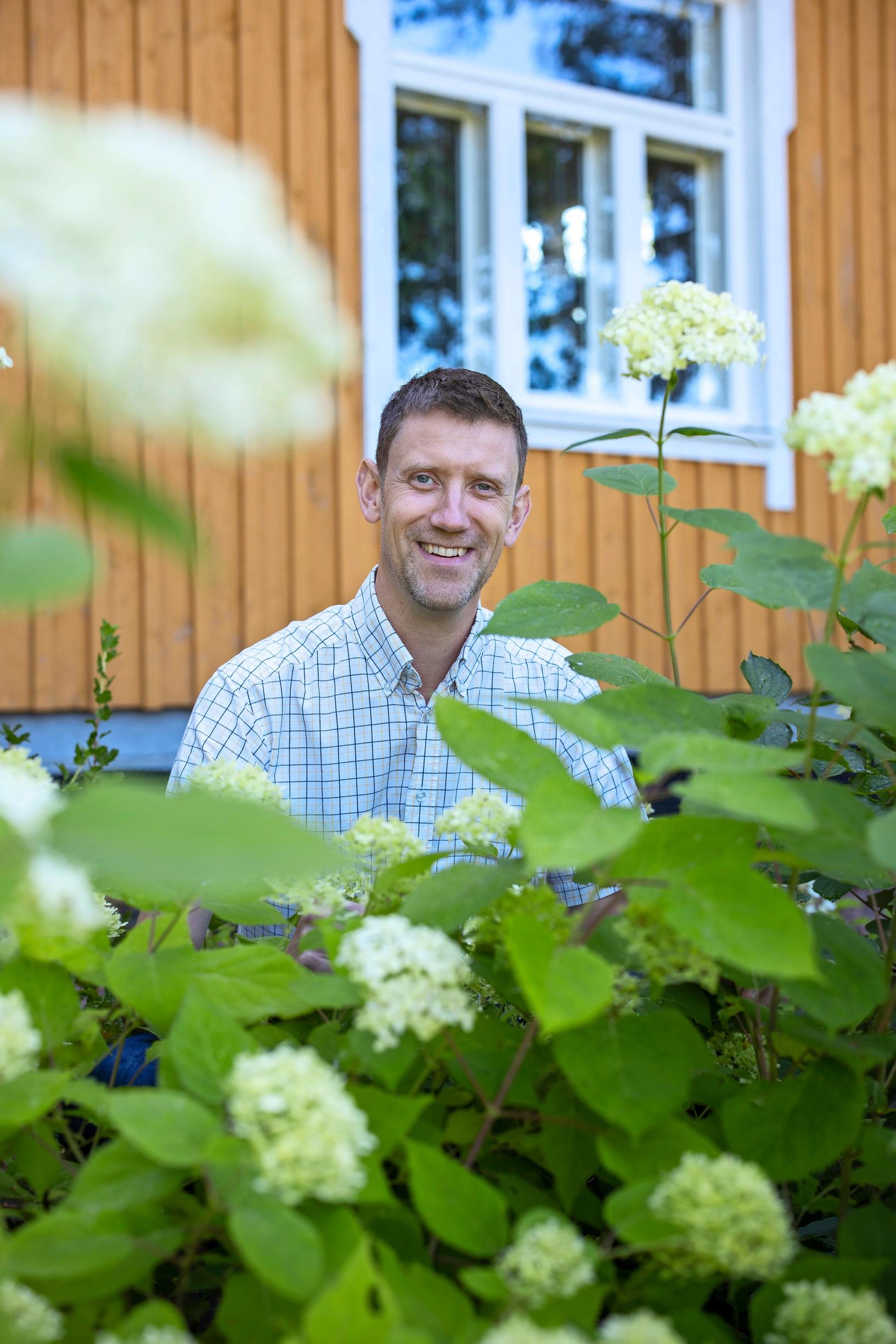 Ilpo Koivu puutarhassaan