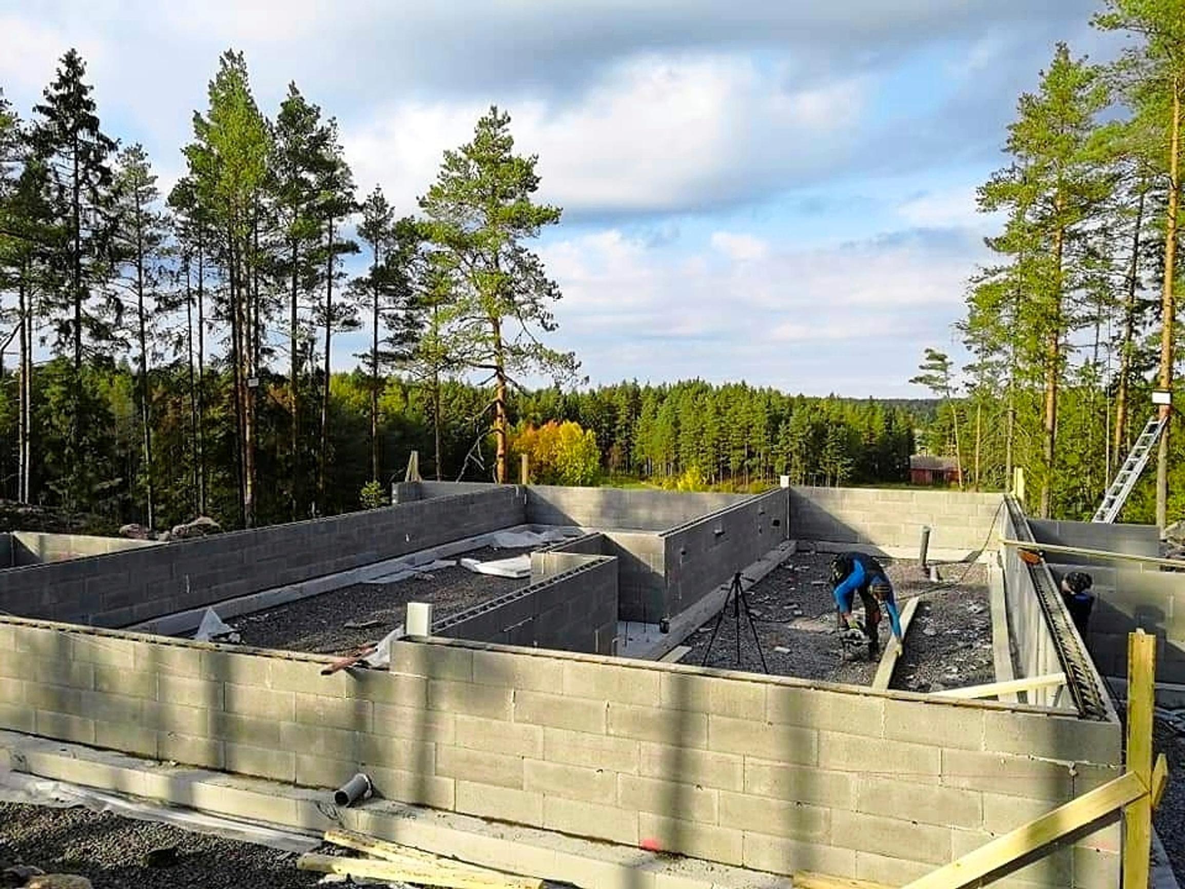 Valuharkoista tehty sokkeli talon rakennusvaiheessa