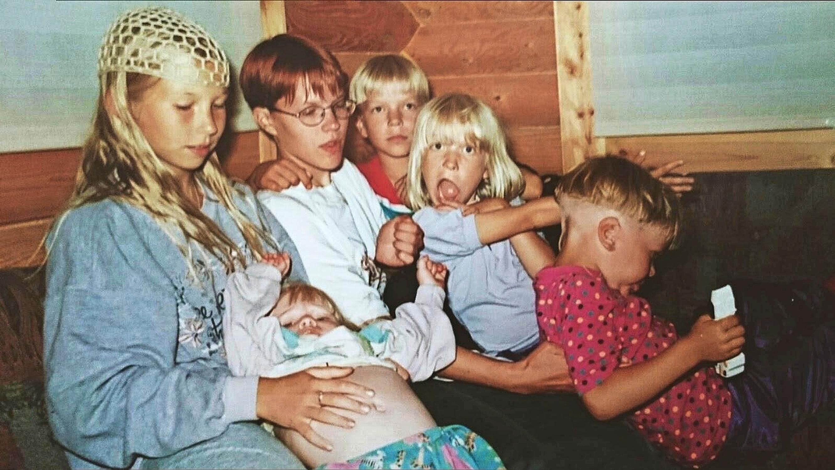 Susanna Ylinen ja sisaruksiaan lapsuuskuvassa