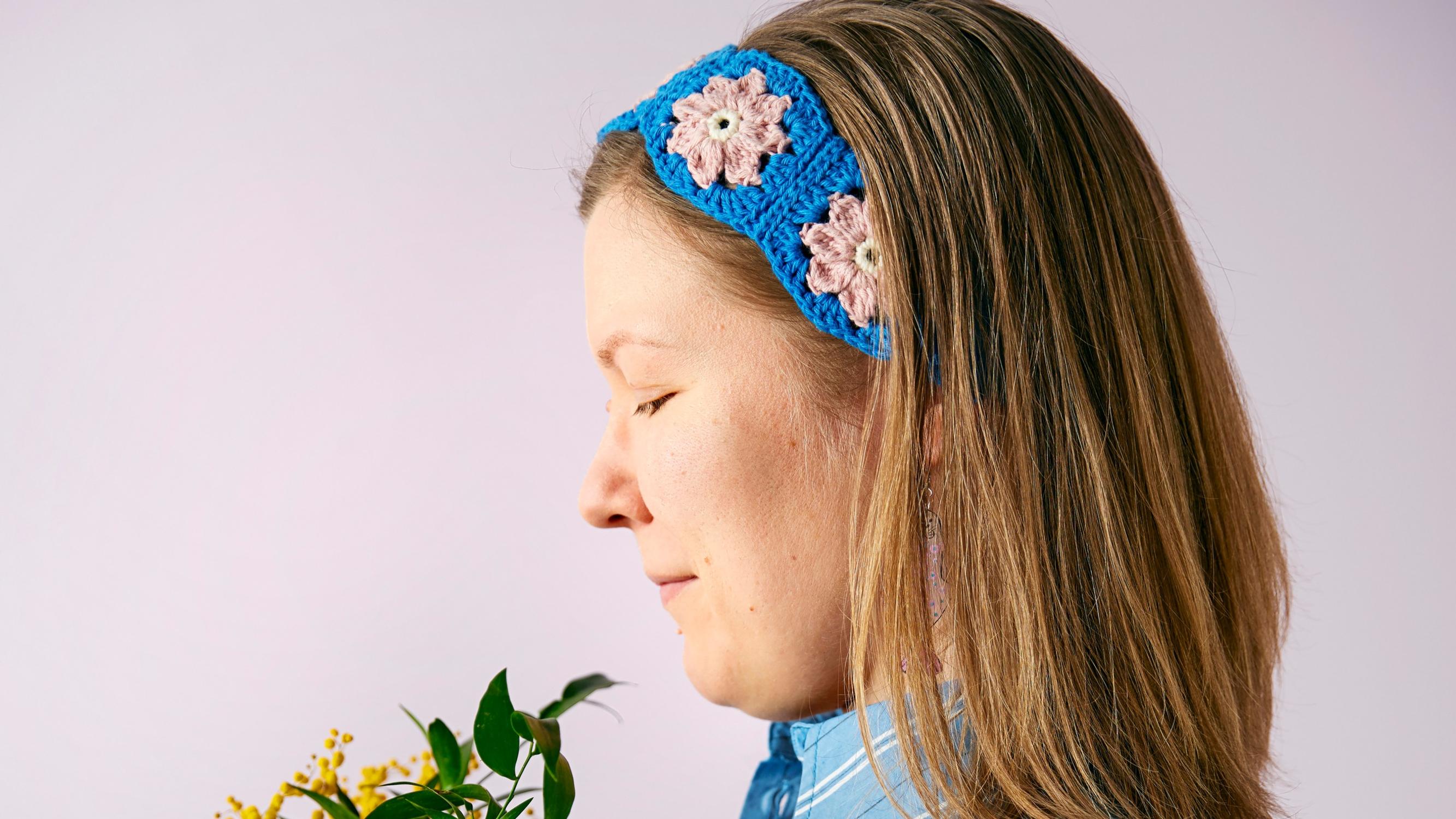 Virkattu hiuspanta kukkapaloista – katso helppo ohje, jolla teet pannan nopeasti