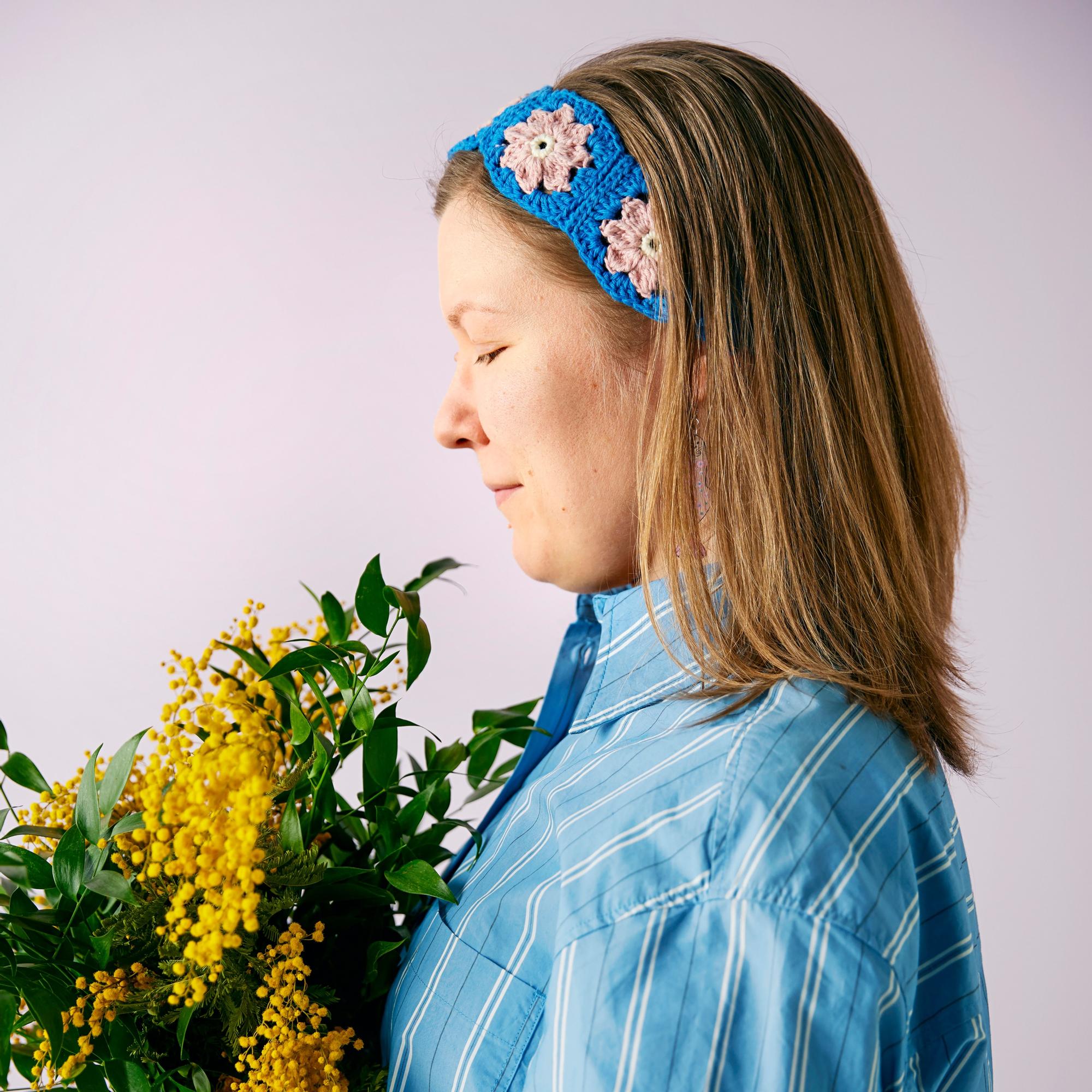 Virkattu hiuspanta kukkapaloista – katso helppo ohje, jolla teet pannan nopeasti