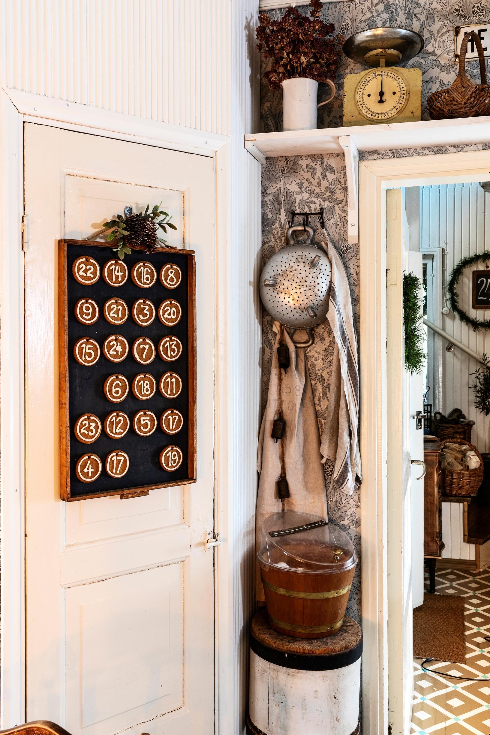 Kulmakaapin ovea koristaa piparijoulukalenteri