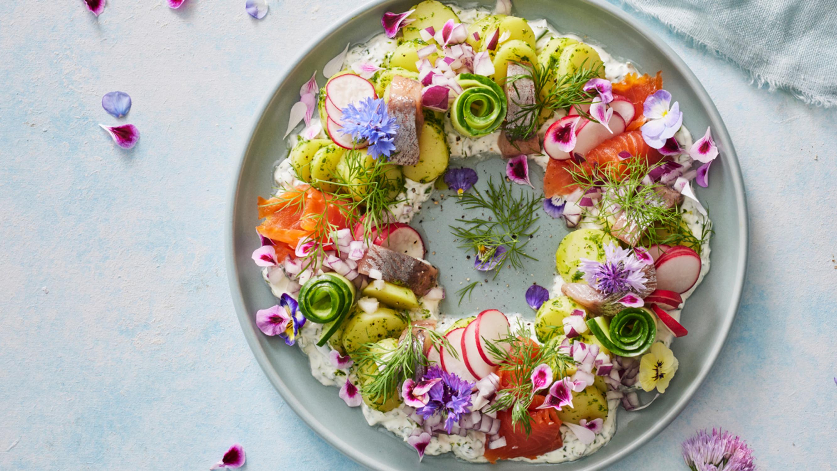 Herkullinen silli-perunakranssi kukkii komeasti! Tässä on kesäjuhlien takuuvarma hittitarjottava