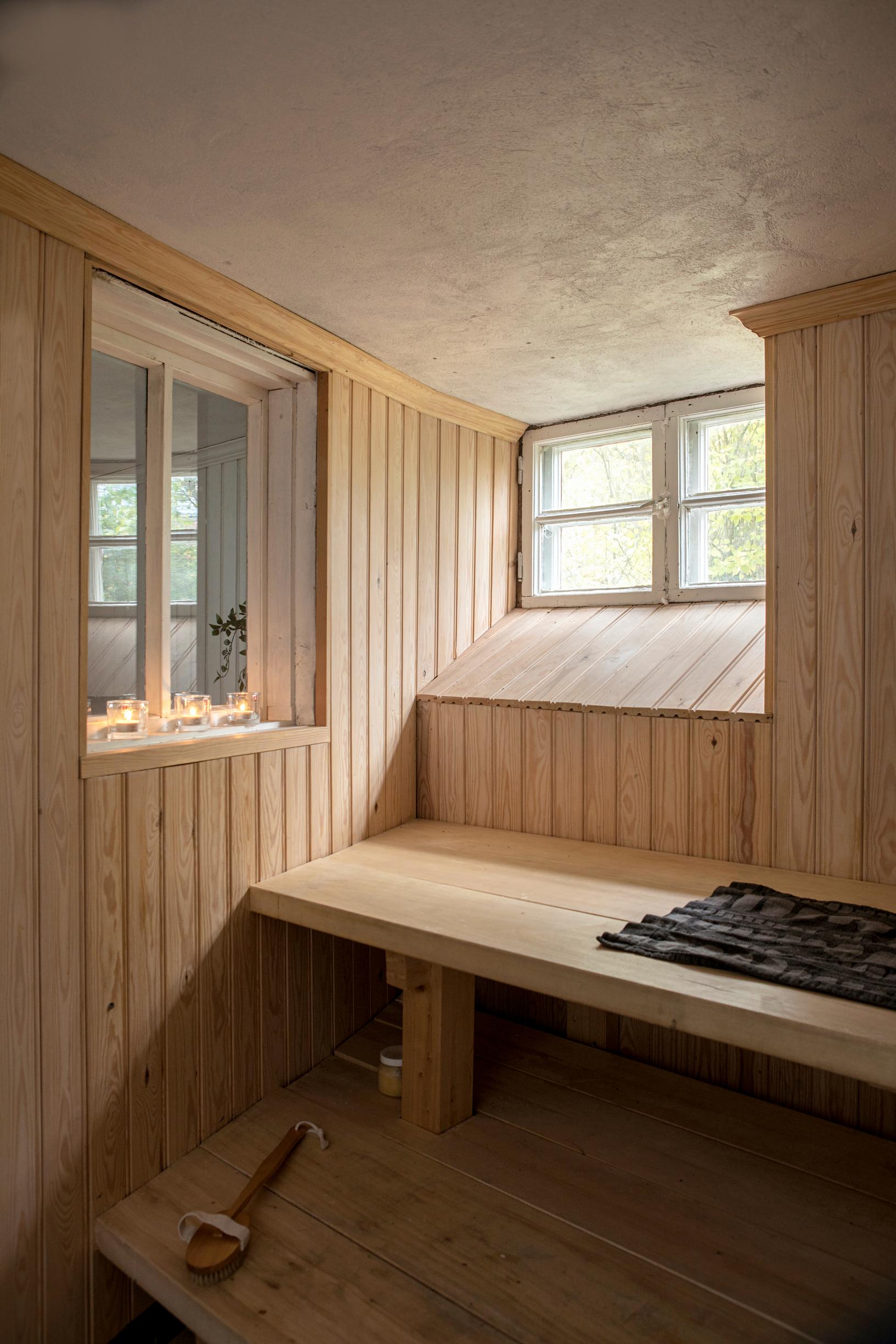 Valoa tulviva sauna