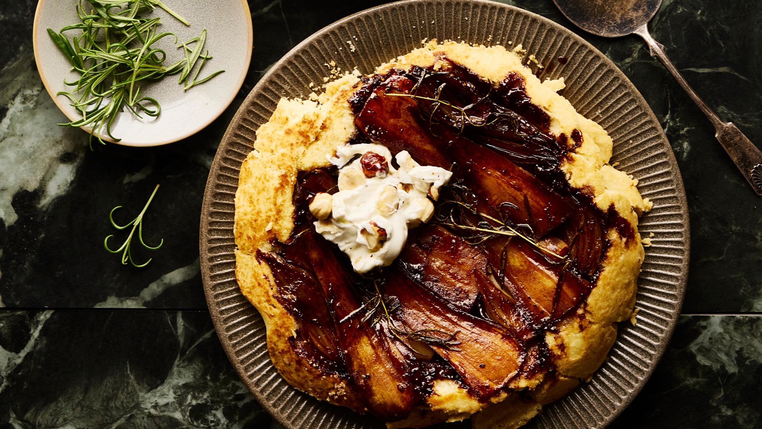 Palsternakka- tarte tatin − suolaisen keikauspiirakan päätähtenä loistavat karamellisoidut palsternakat  