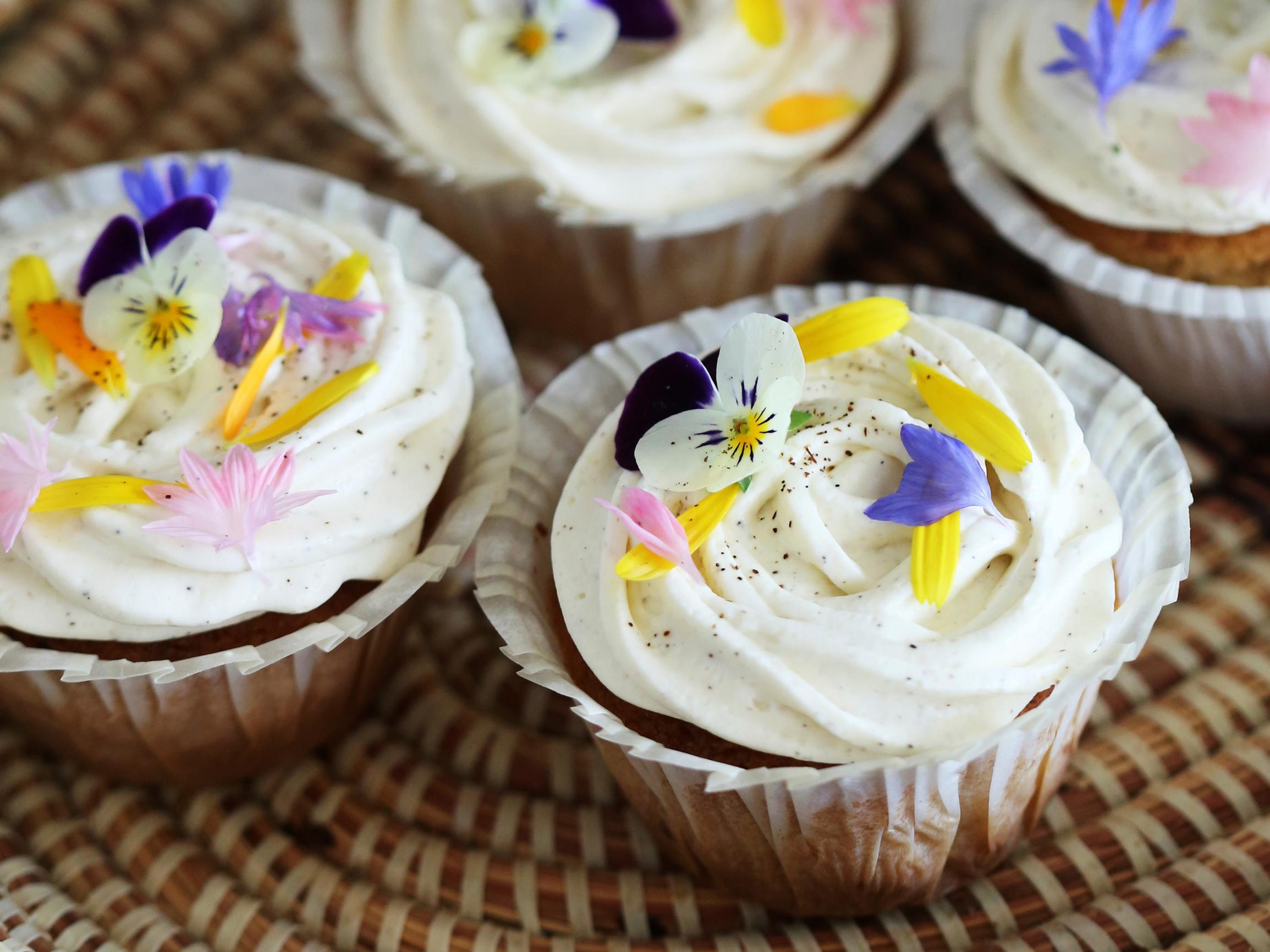 Apilamuffinit tuovat kukkakedon kahvipöytään – sujauta takapihan hunajaista aarretta taikinakulhoon! 