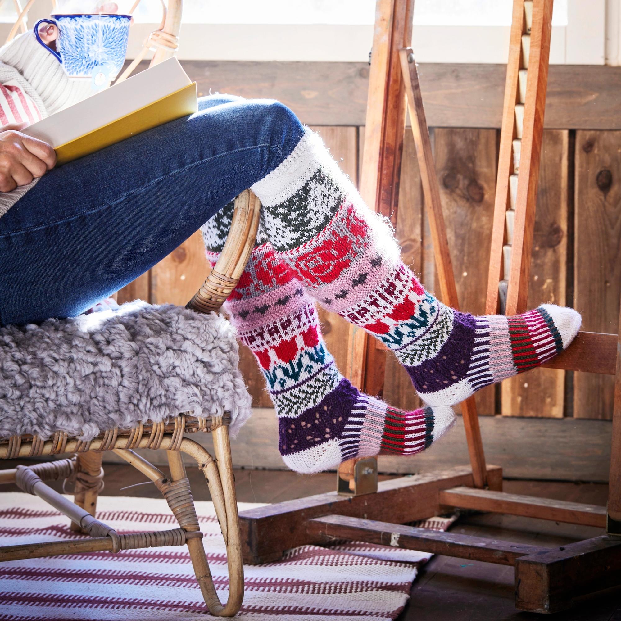 Jouluiset kirjoneulesukat ovat täydellinen jämälankaprojekti – näissä sukissa yhdistyvät villi väri-ilottelu ja erilaiset tekniikat