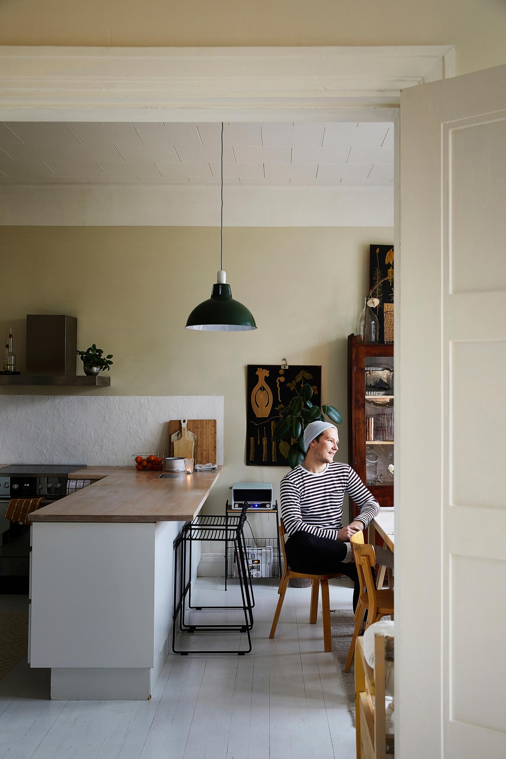 Oiva istuu ruokapöydän äärellä