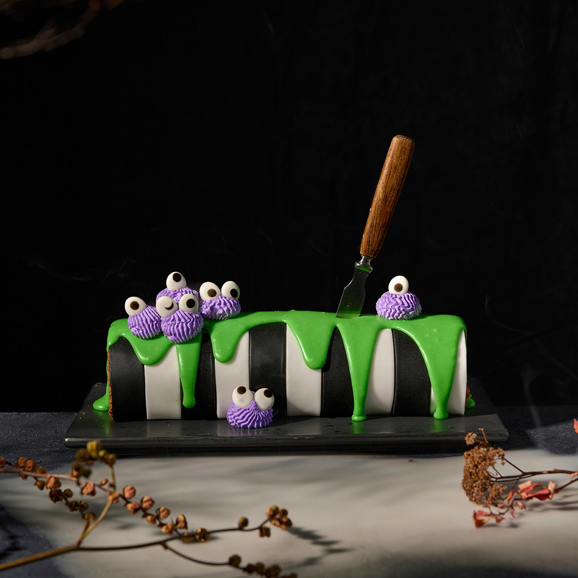 Kauhukomedian henkeen! Beetlejuice-kääretorttu maistuu sitruunalta, lakritsilta – ja ripaukselta jotain yliluonnollista