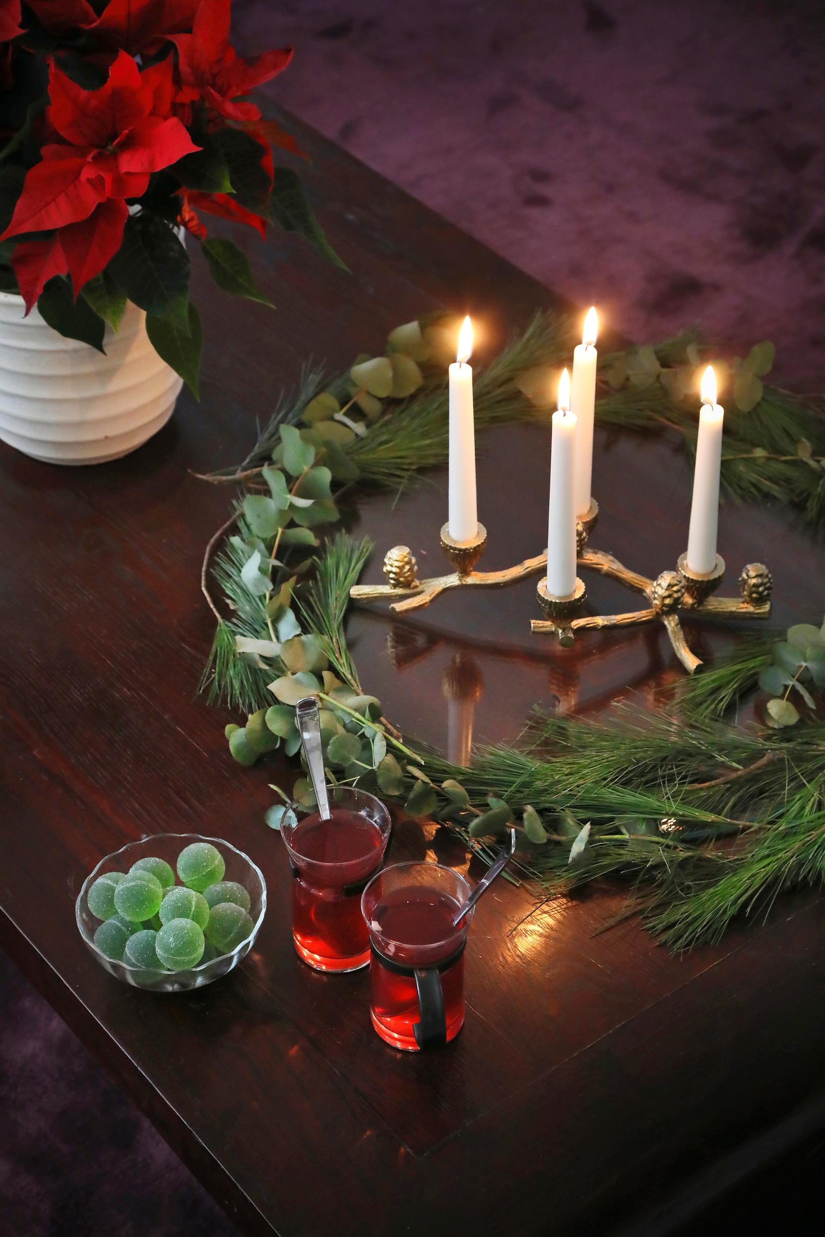 Adventtikynttilöitä, havukranssi ja vihreitä kuulia