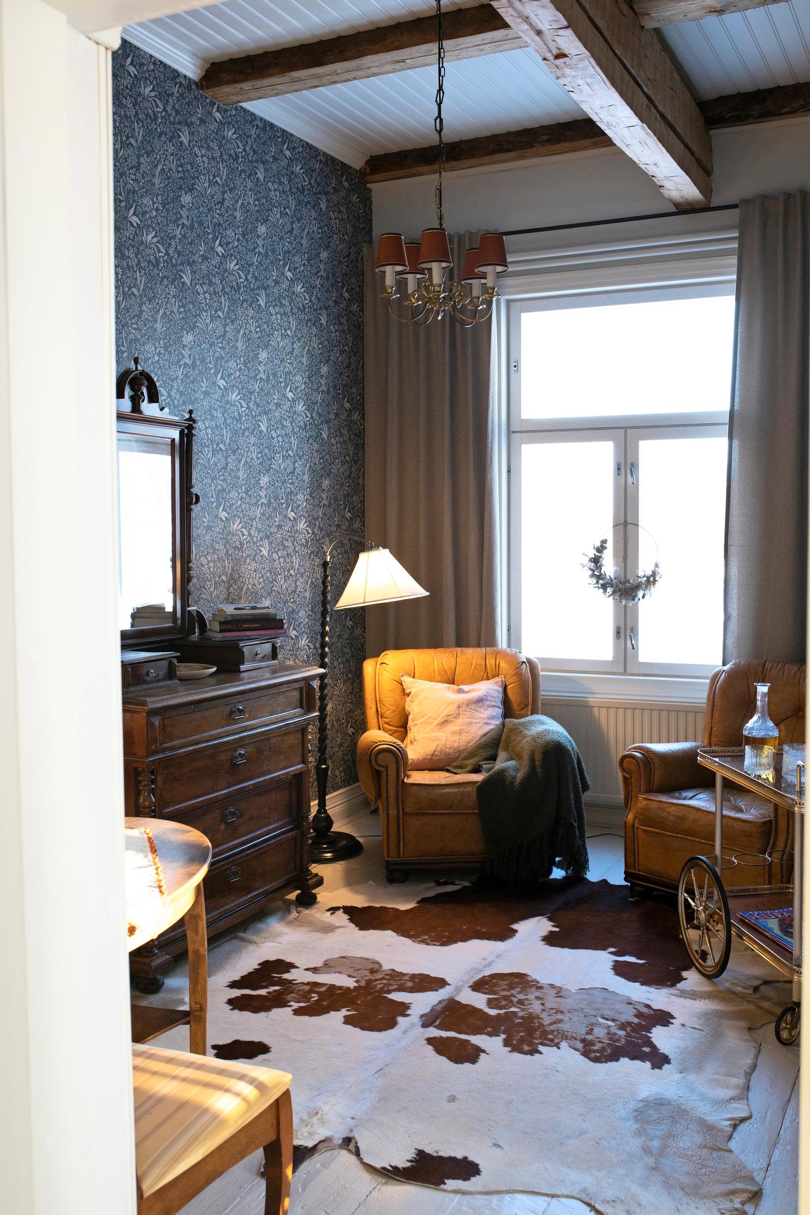 Kirjastohuoneen oleskelunurkka vanhassa pappilassa