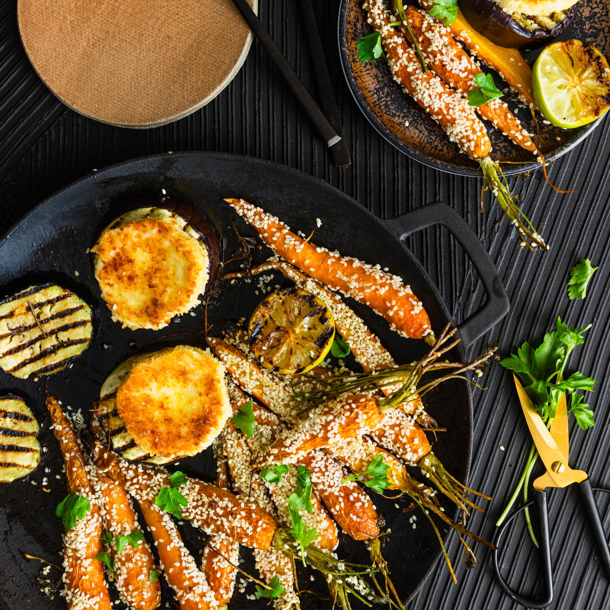 Grillaa vegeä! Maukkaat seesamiporkkanat ja vuohenjuusto-munakoisokiekot paistuvat valurautapannulla tai parilalla