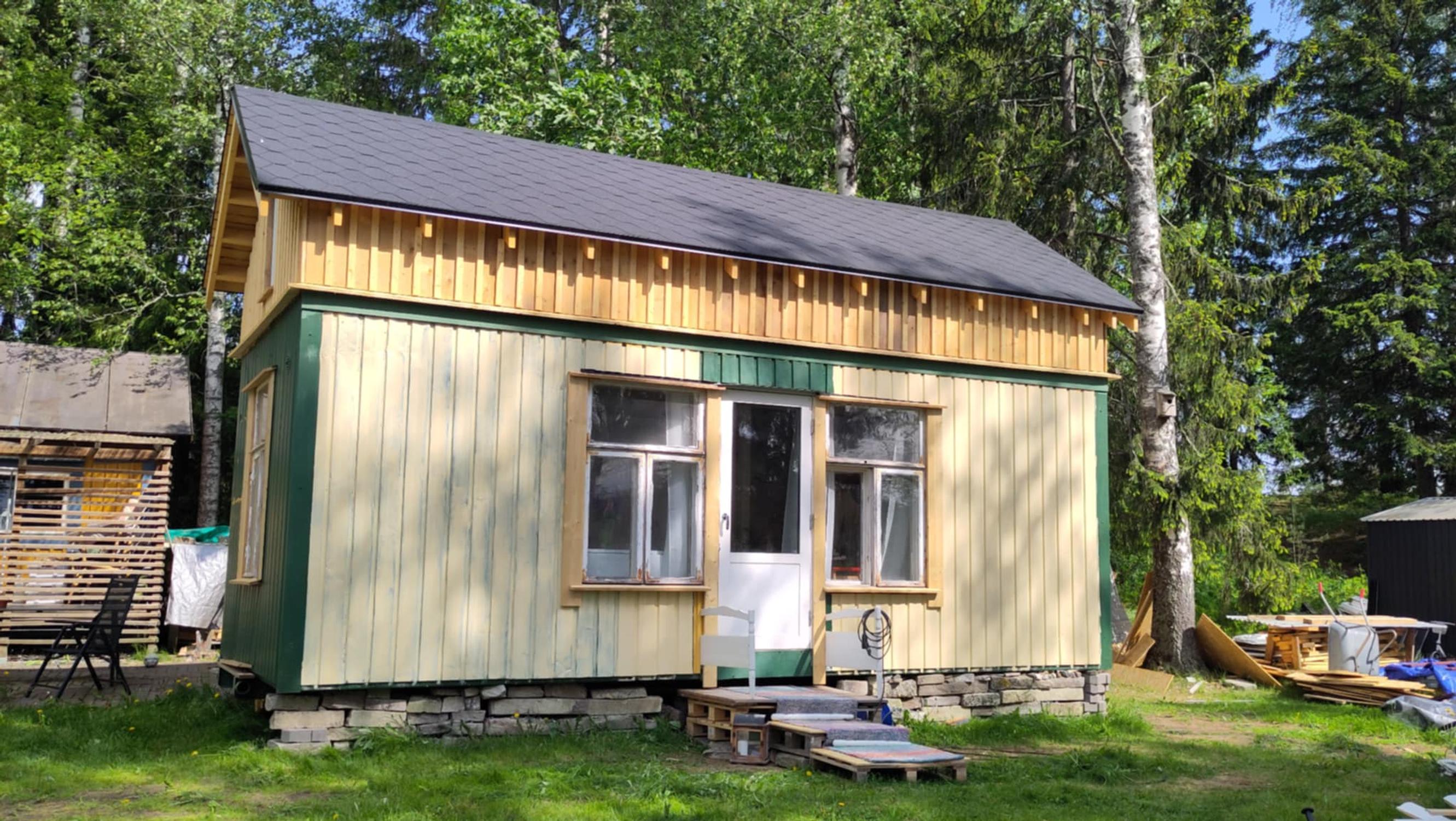 Teräskontista on remontoitu pieni talo. Kontti on kelta-vihreä.