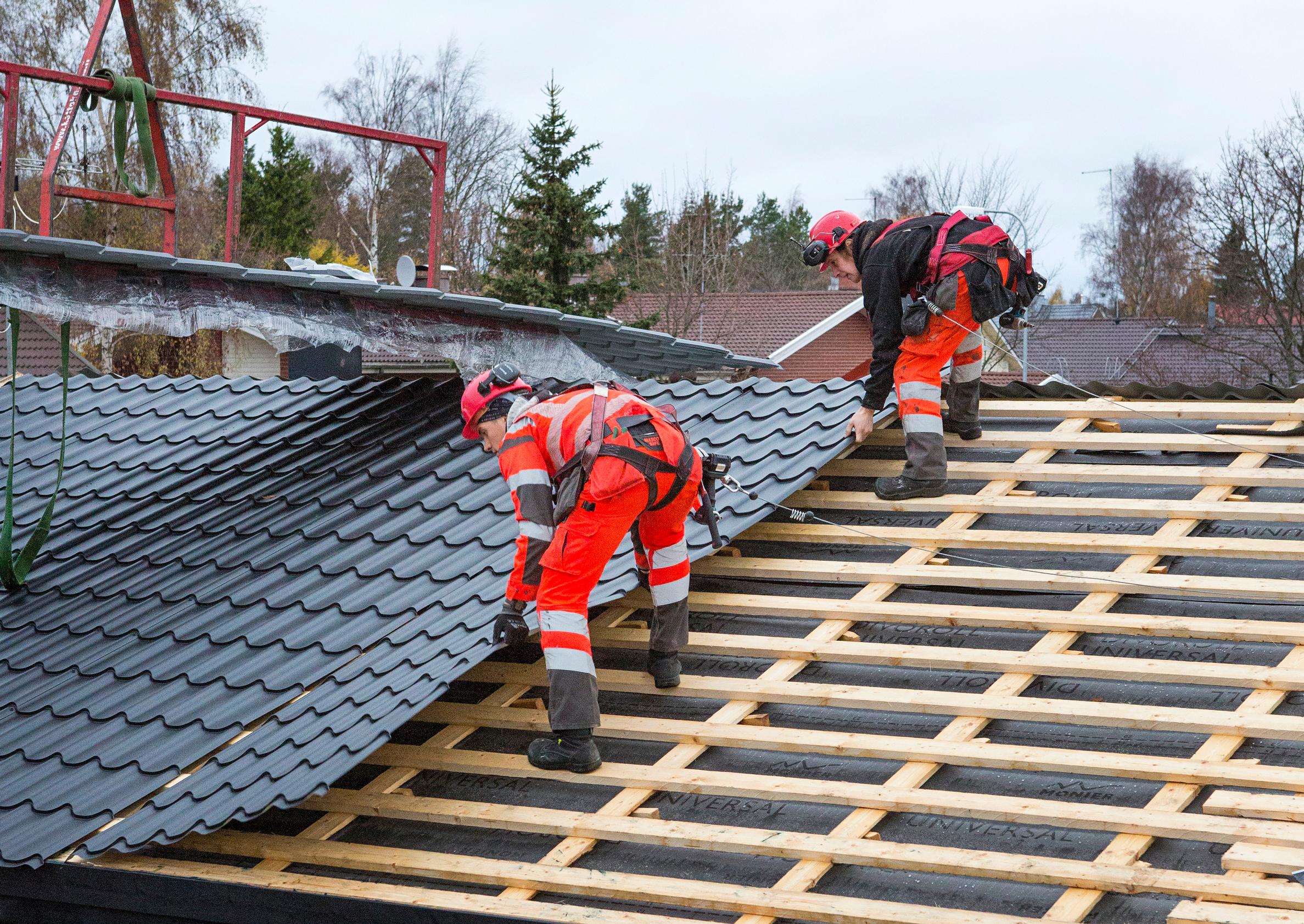 Tiilikuvioitua profiilipeltiä asennetaan talon katolle