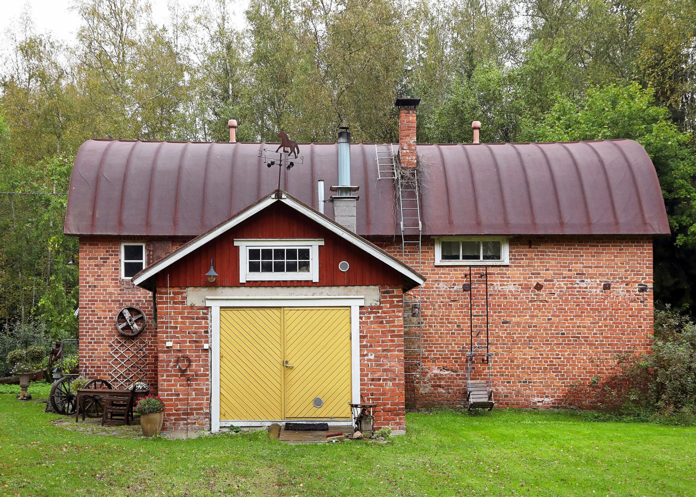 Vanha mylly sivusta kuvattuna