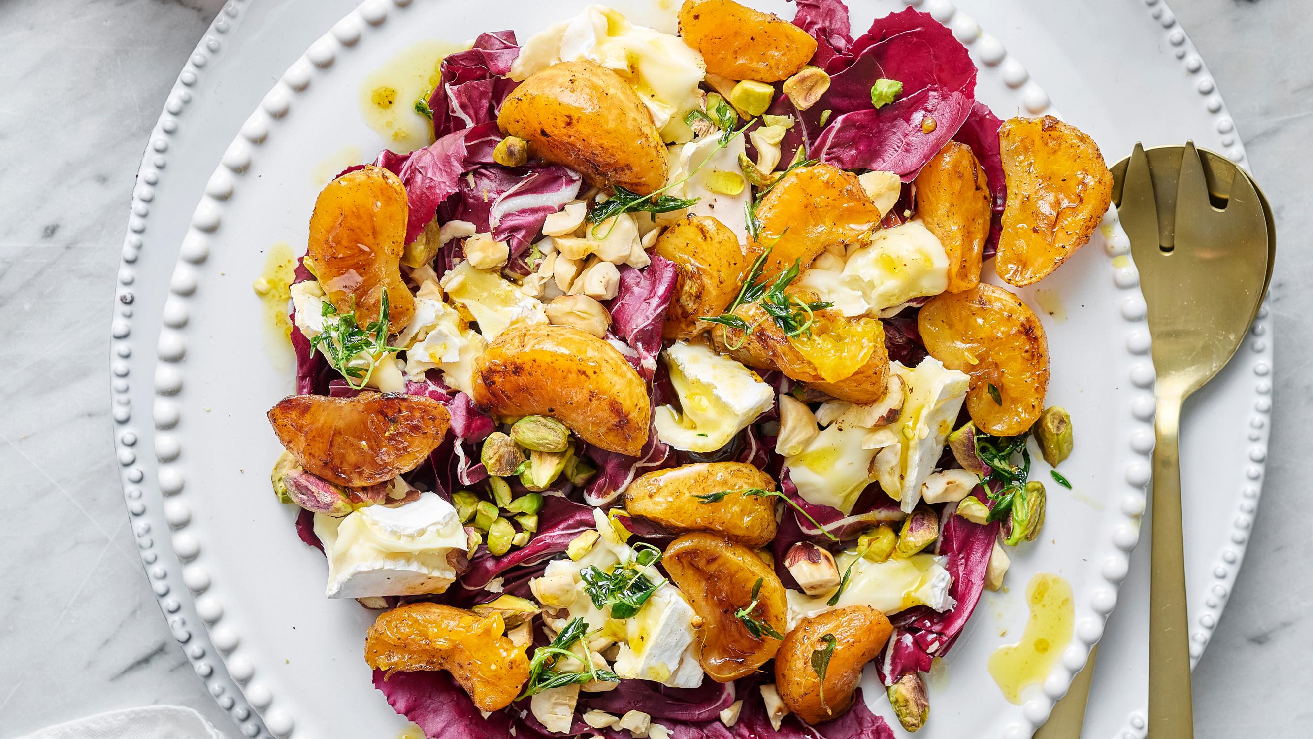 Lämmin satsumasalaatti – paistetut satsumat ja pehmeä juusto tekevät salaatista vastustamattoman