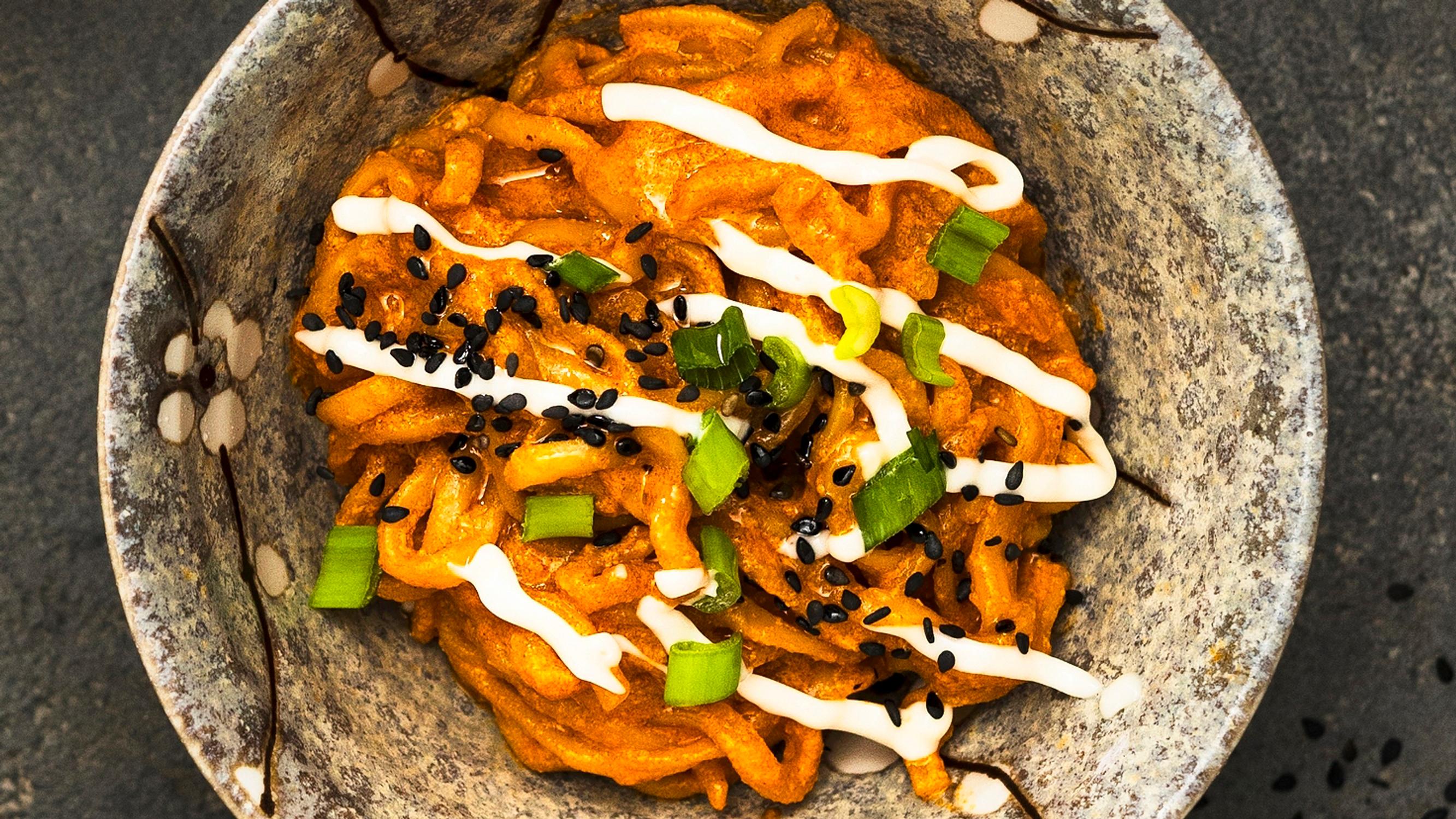 Koukuttava houkutus! Majoneesinuudelit syntyvät kimchi-pikanuudeleista ja muutamasta muusta aineksesta