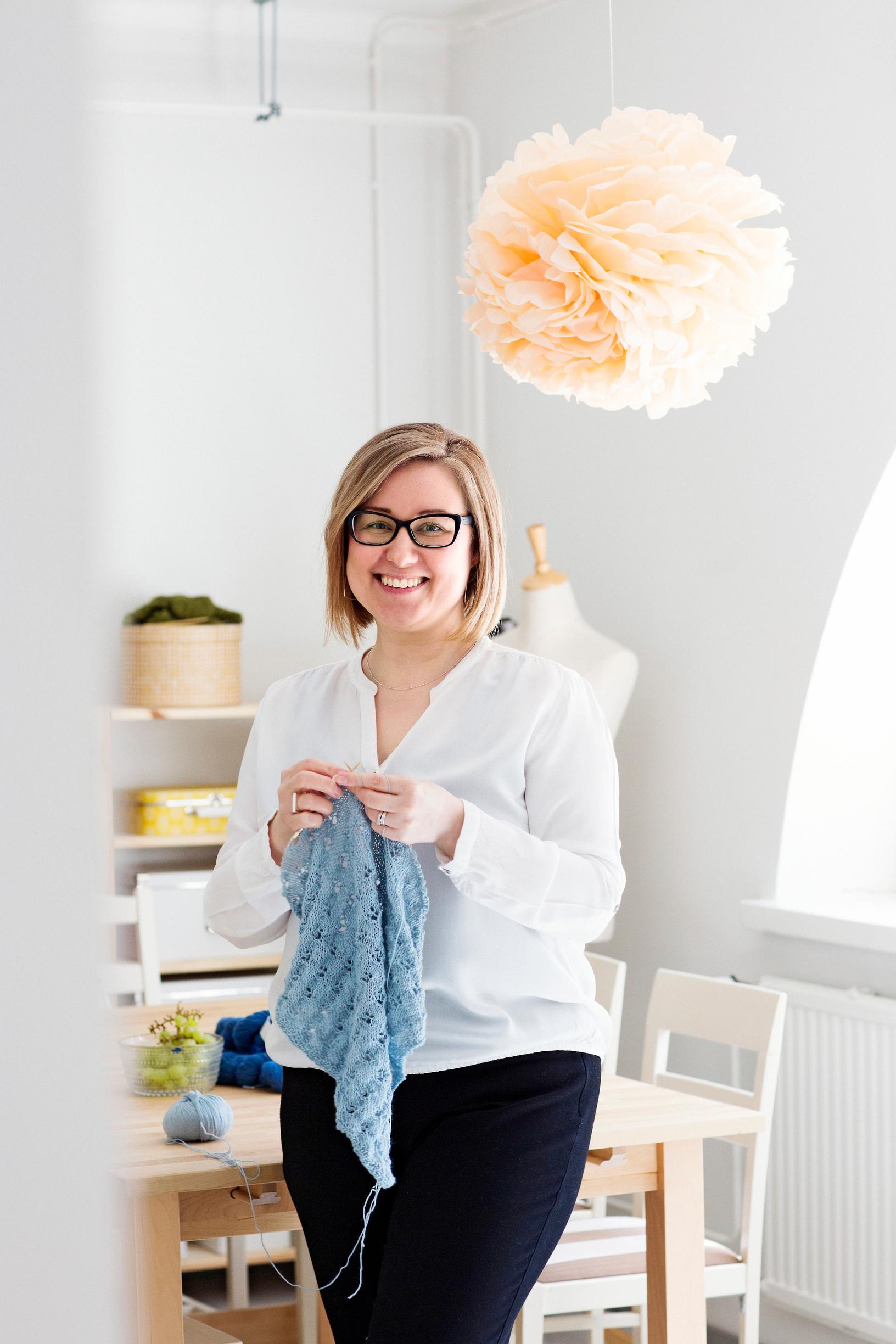 Neulesuunnittelija Janina Kallion huiviohjeita rakastetaan Yhdysvalloissa: ”Kun ilmoitin miehelleni, että irtisanoudun palkkatyöstäni, sokki oli melkoinen"