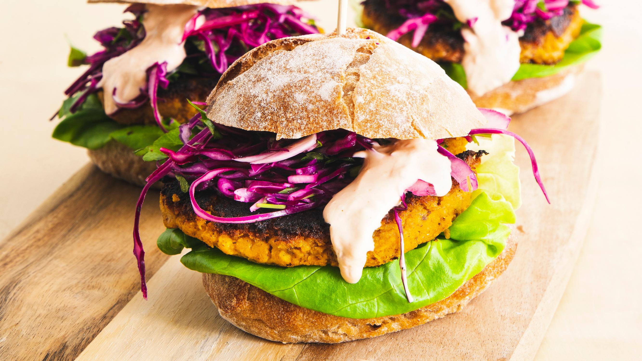 Kasvisburgerit – hampparisämpylän välissä piileskelee mehevä porkkana-kikhernepihvi seuranaan pikapikkelöityä kaalisalaattia