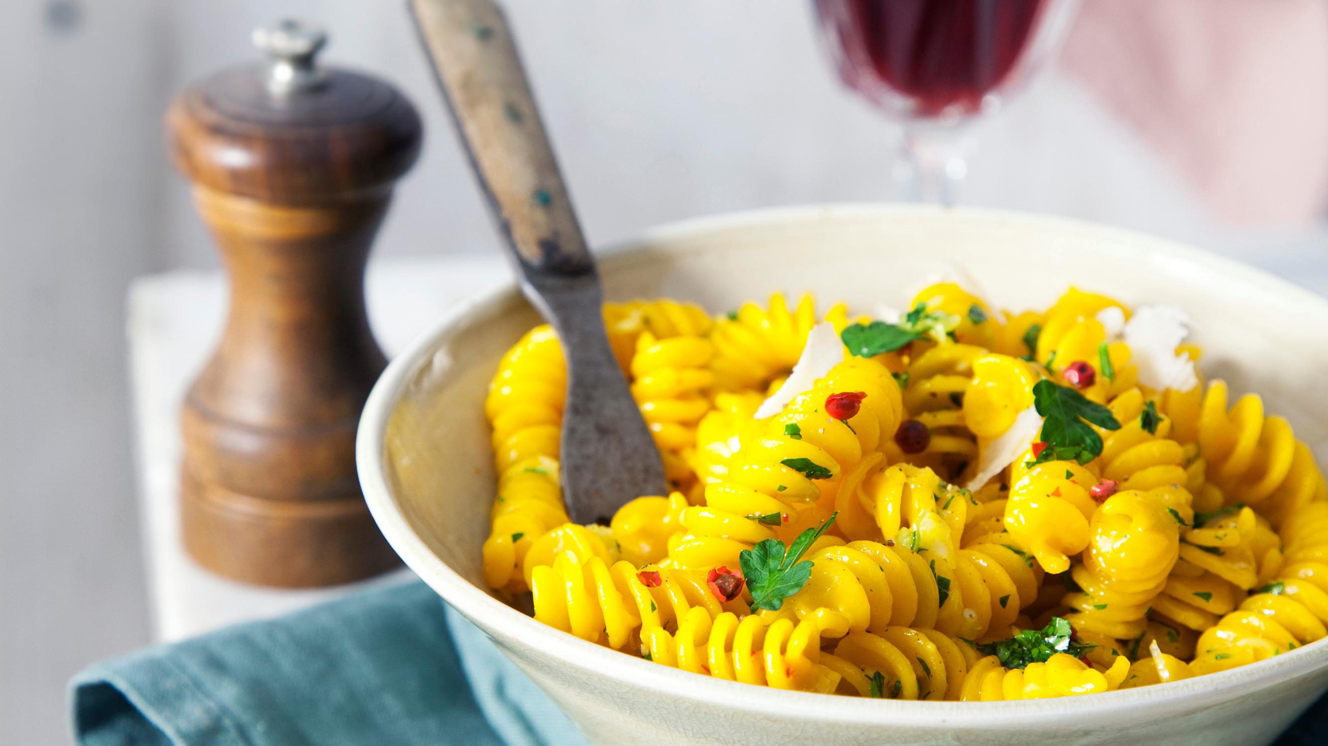 Parempi pastapäivä! Sahramipasta on pirteän sitruunainen ja lempeän pippurinen ihanuus – ja valmis vain 8 minuutissa