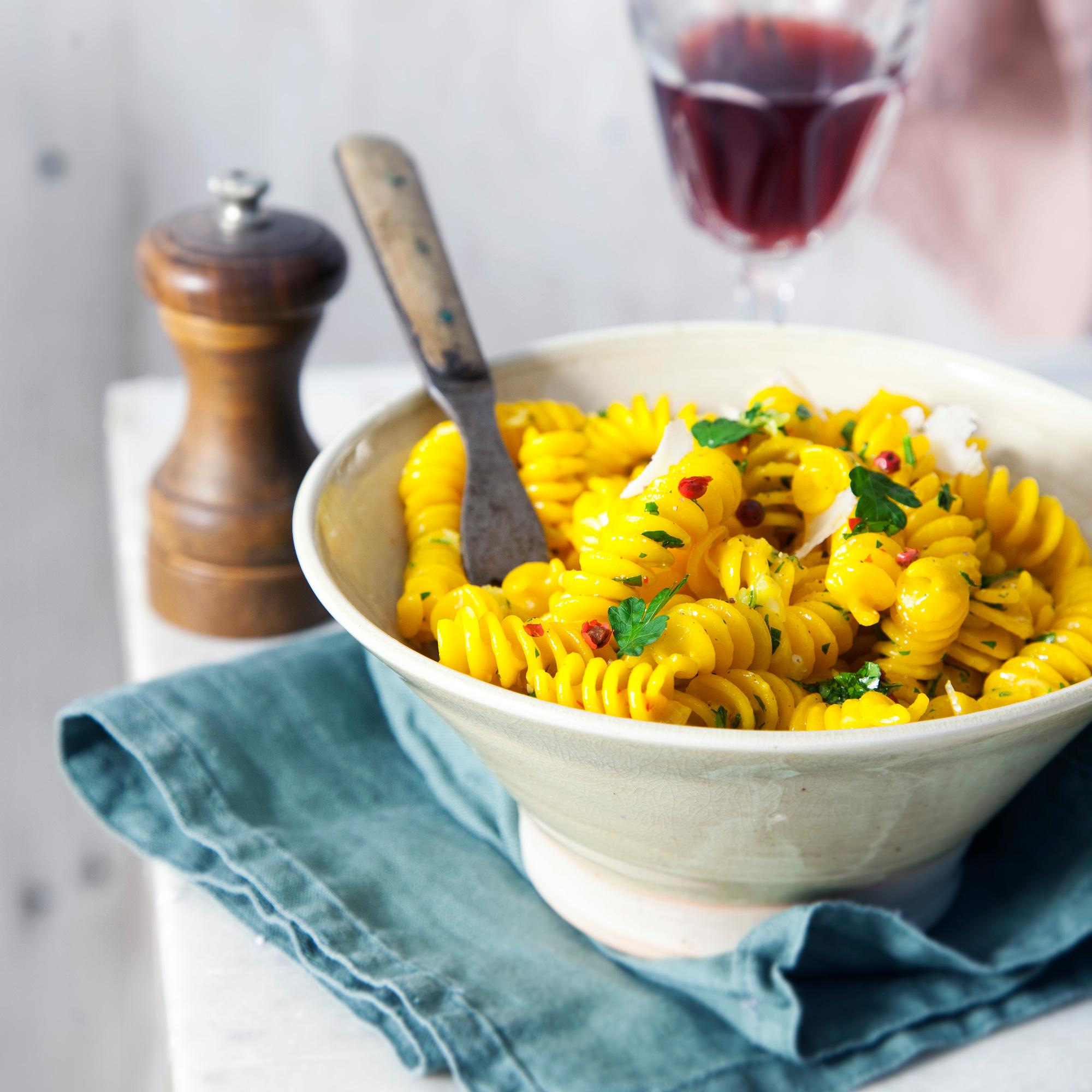 Parempi pastapäivä! Sahramipasta on pirteän sitruunainen ja lempeän pippurinen ihanuus – ja valmis vain 8 minuutissa