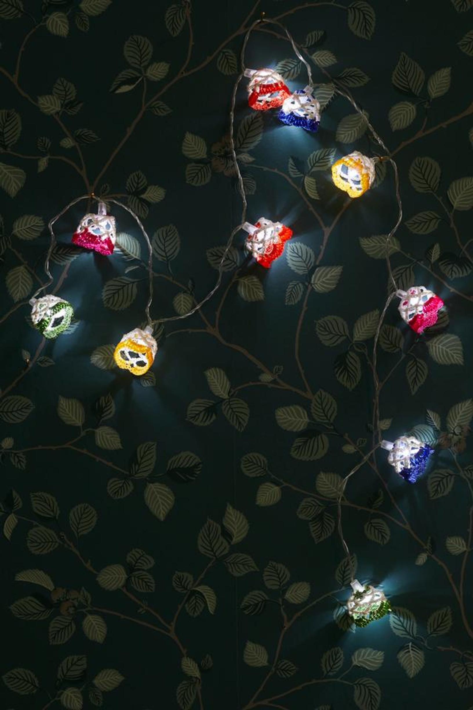 Virkatut kukat led-valojen päällä.