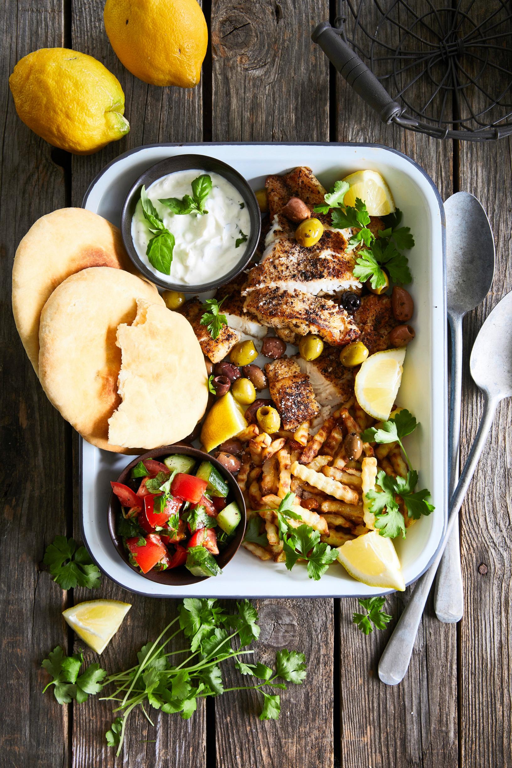 Kuhagyros pitaleivän, ranskalaisten ja feta-jogurttikastikkeen kanssa.