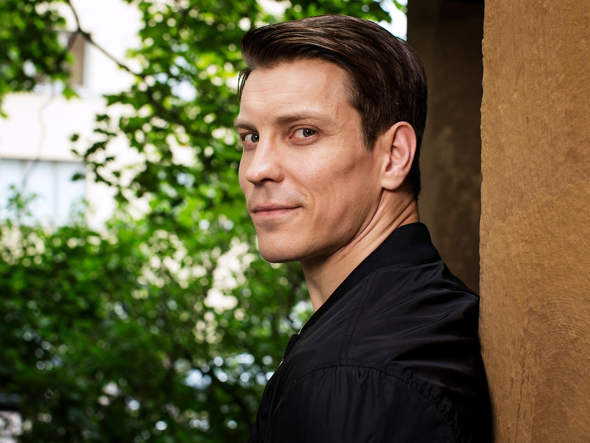 Antti Holma oppi, miten etäisyys vaikuttaa: ”Kalifornialainen ystäväni kutsui suomalaisia poliitikkoja ihaniksi bailunaisiksi – ja mieleni maisemassa Paavo Väyrynen iski minulle silmää”