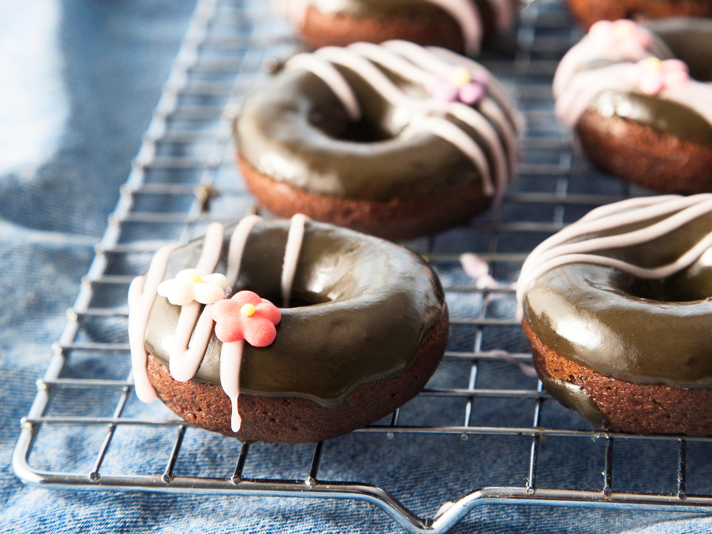Dippaa donitsit lakukastikkeeseen! Katso laku-suklaadonitsien ohje