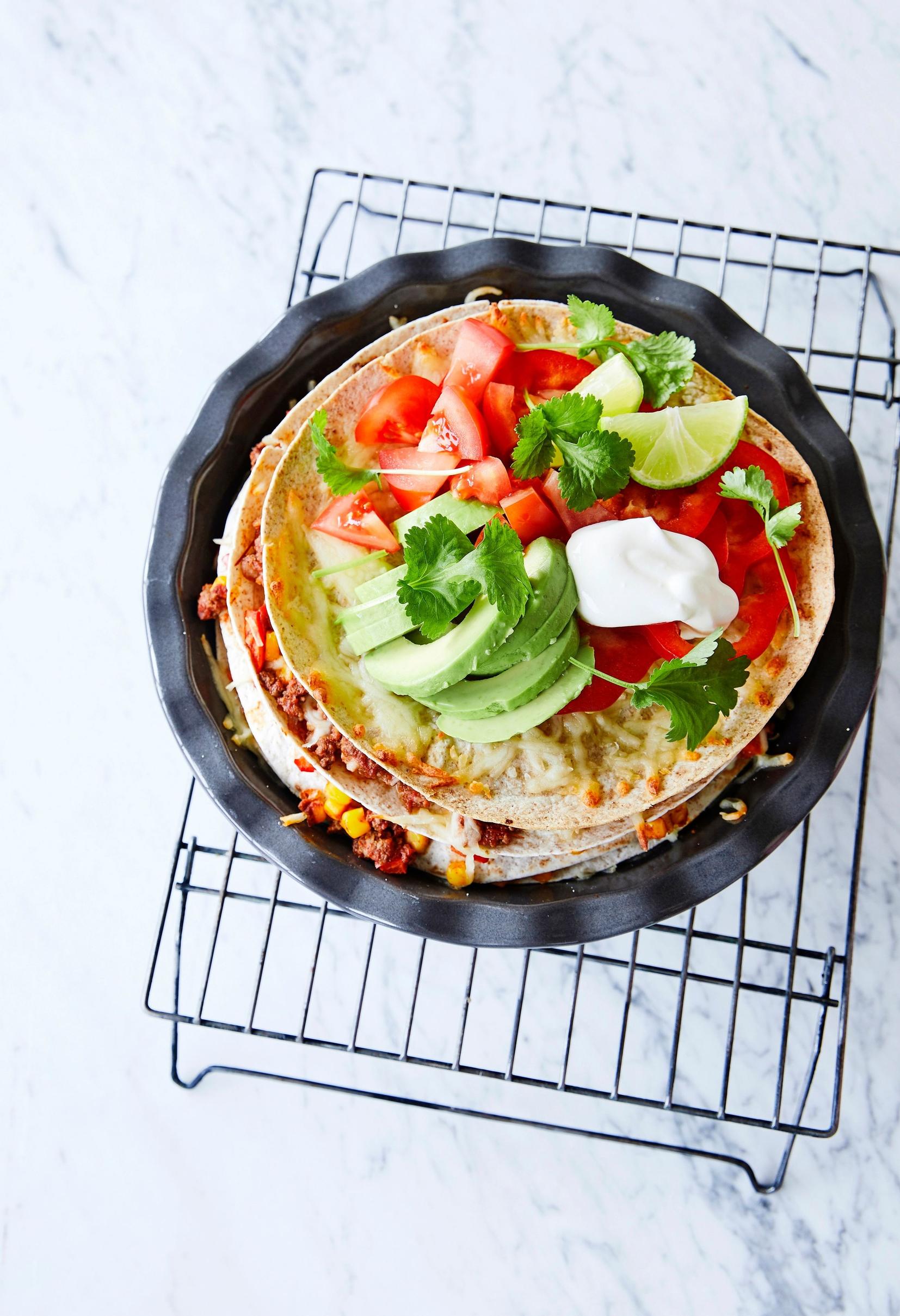 Tortillavuoka – pinoa tortillaletuista ja mausteisesta kastikkeesta mehevääkin mehevämpi vuokaruoka