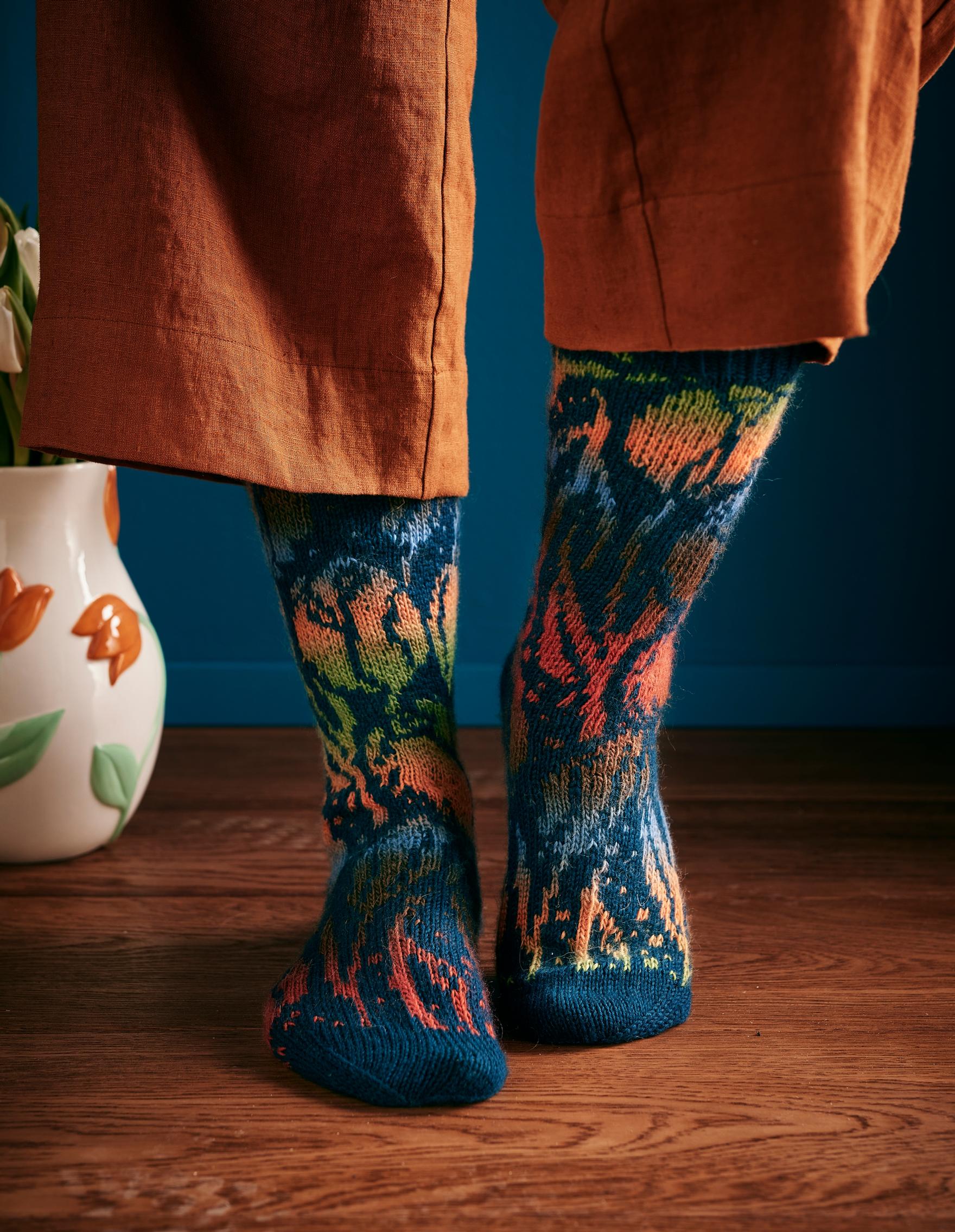 Kirjoneulotut tulppaanisukat