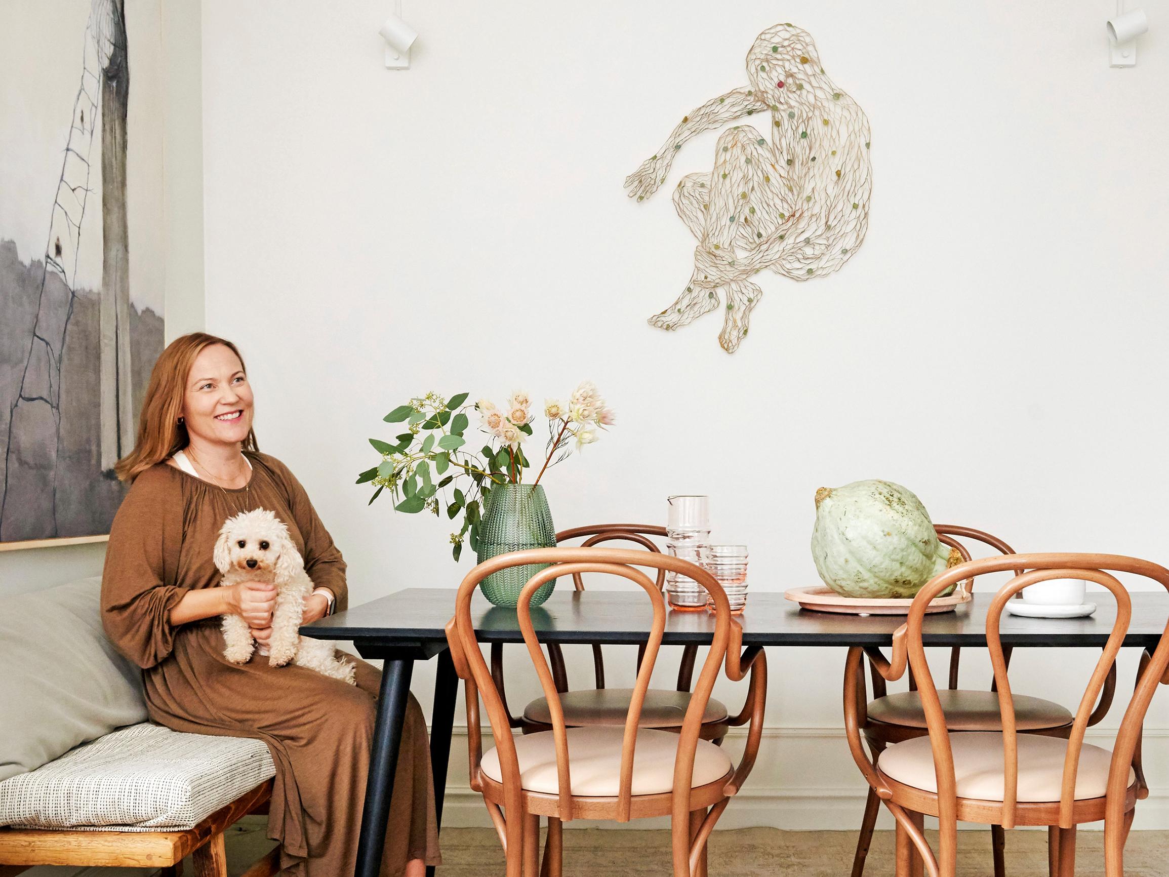 Katjan perheen kaupunkikotiin järjestyi yhteistä ja omaa tilaa itse piirtämällä – kerrostaloasuntoon mahtuu myös psykoterapeutin vastaanottohuone 