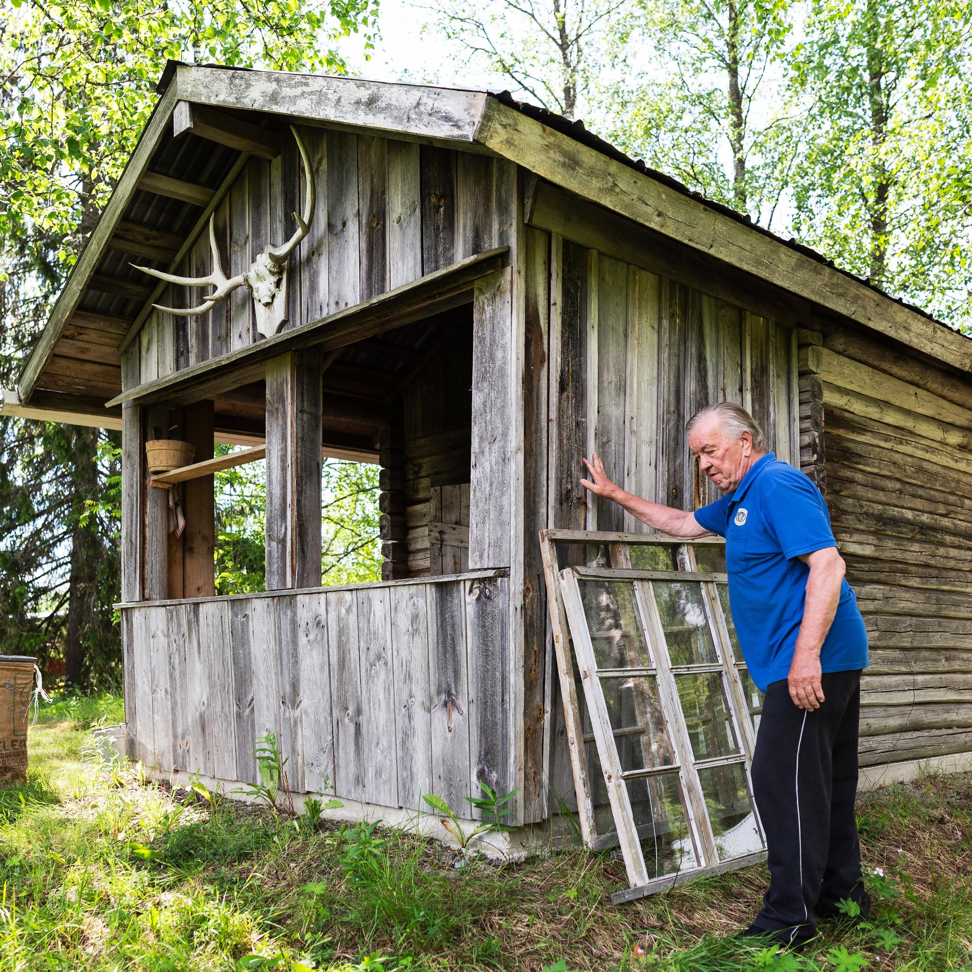 Ken tänne sisään käy, saa kunnon löylyt! Harmaahirsinen savusauna savolaisessa maalaismaisemassa on Matti Tikan taidonnäyte