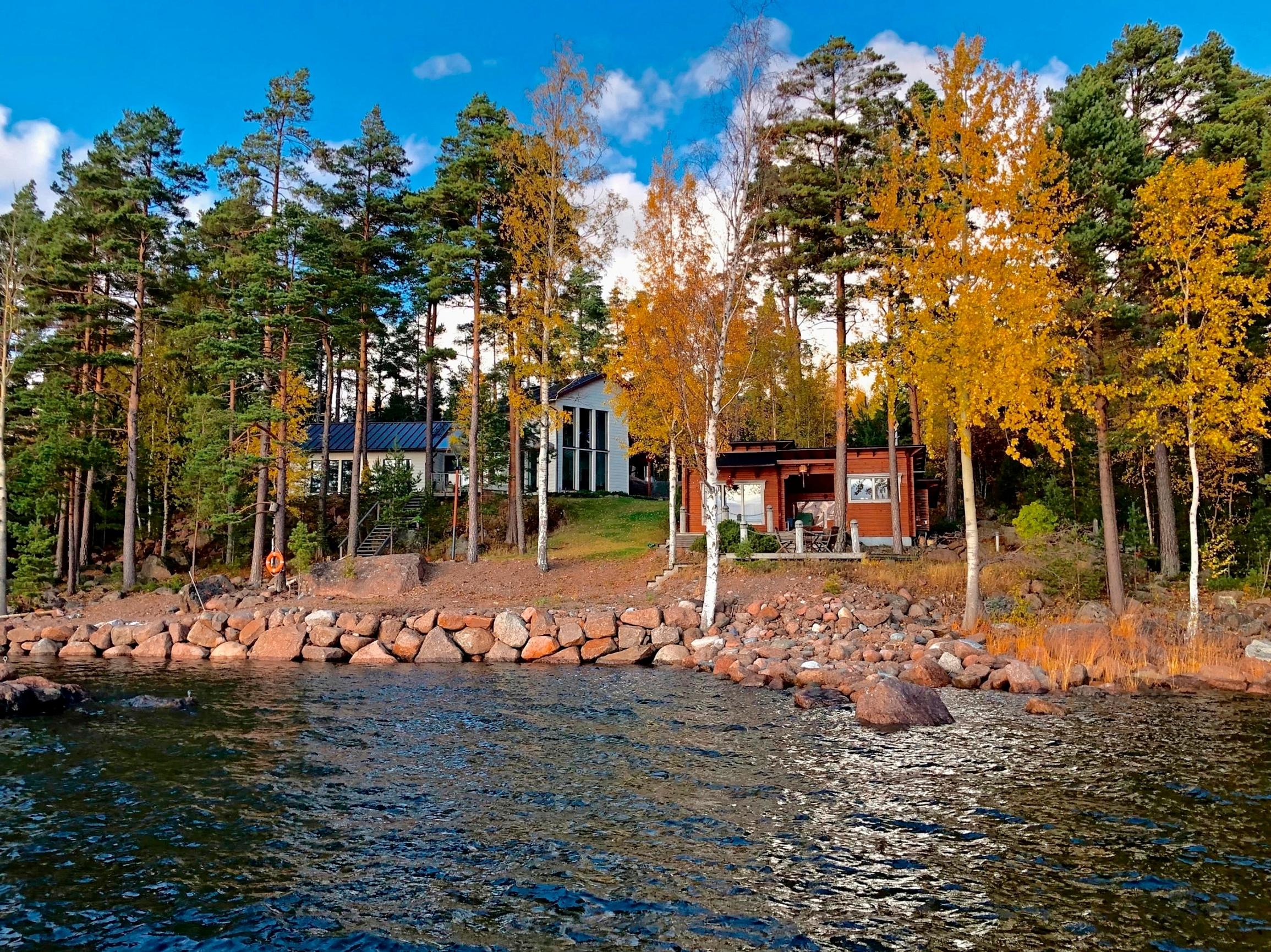 Mika Vehmaan mökki mereltä päin