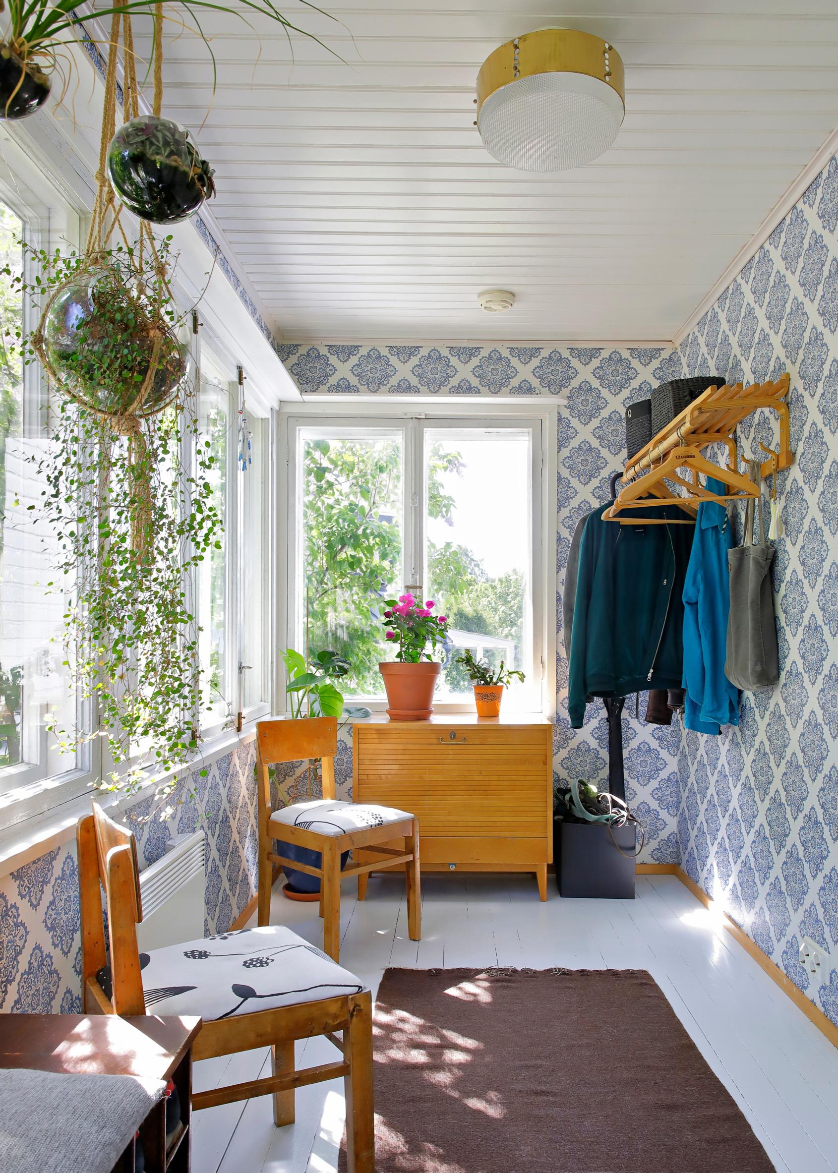 Sisäkuistin lankkulattia ja englantilaistyylinen tapetti