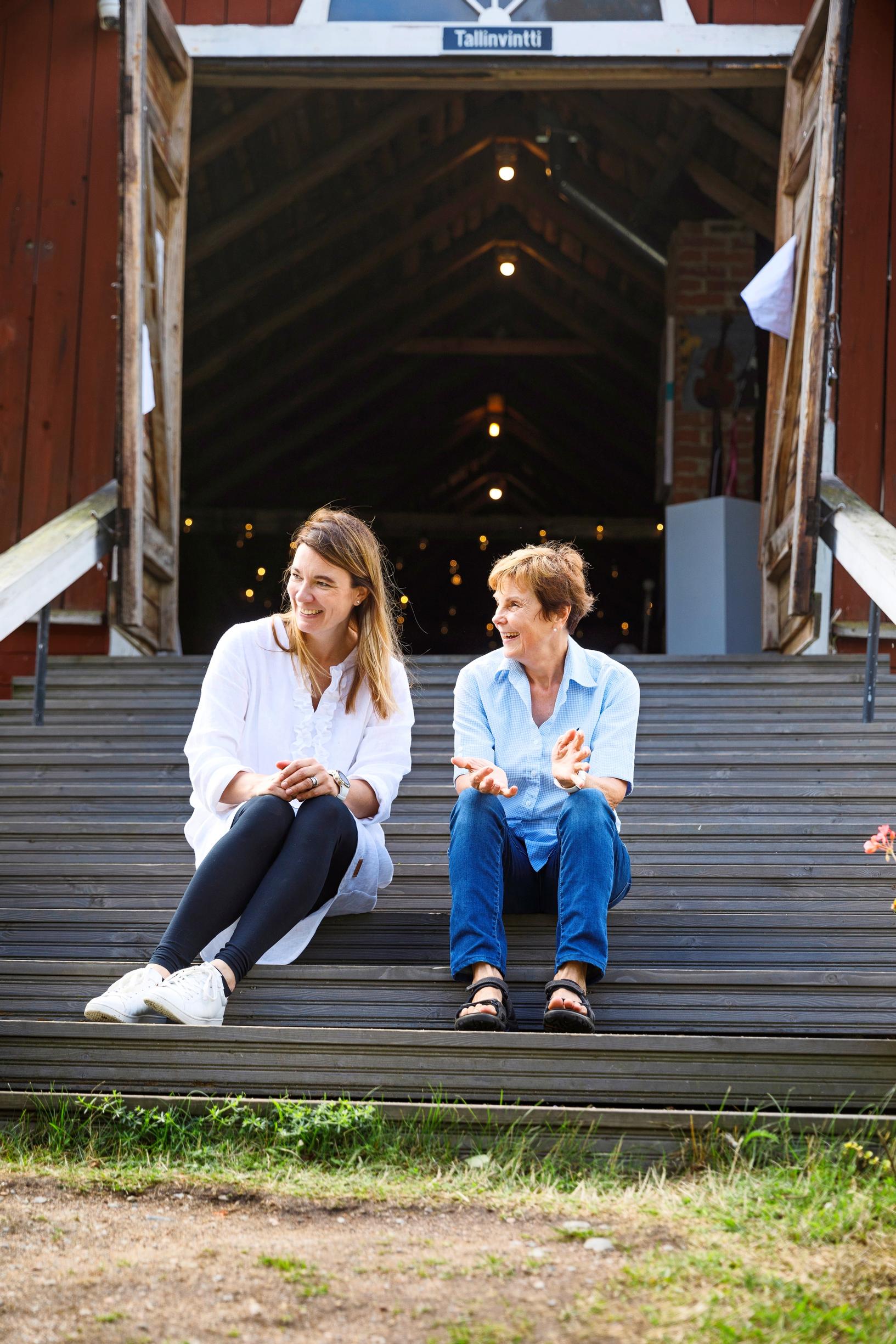 Mervi Ruohonen (vas.) ja Eila Rönni Rönnvikin tilalla