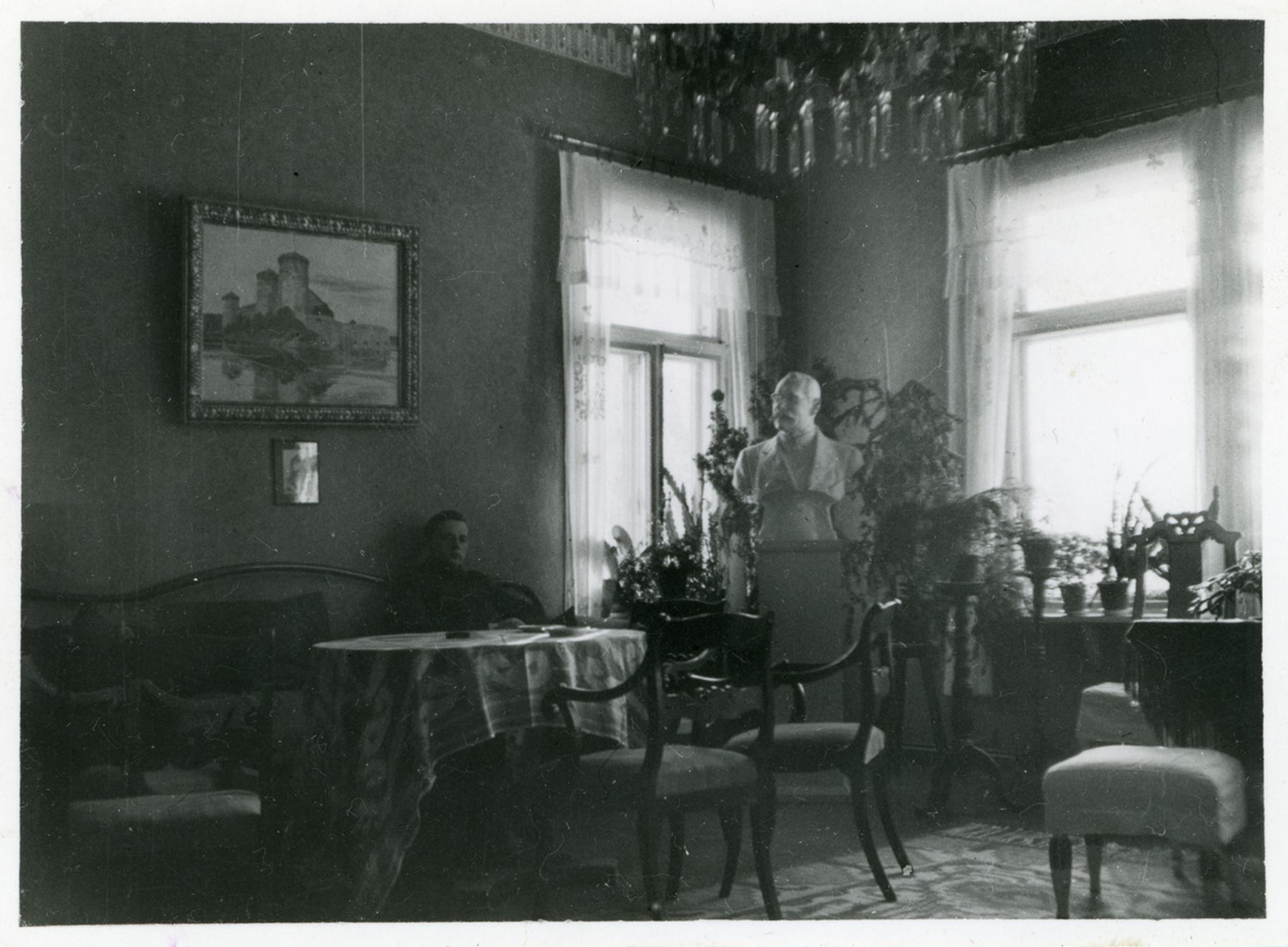 Kotkaniemen päärakennuksen sali ennen 1930-luvun puolivälin muutoksia