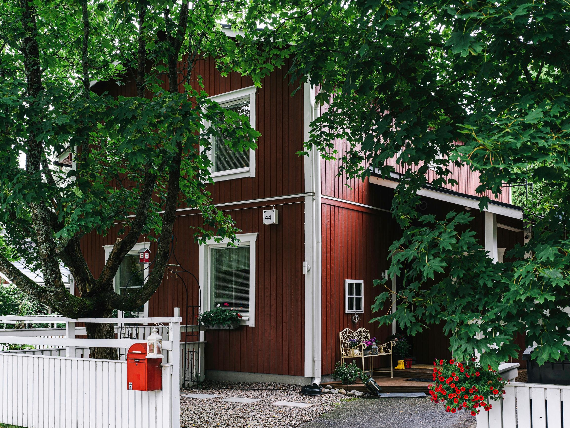 1980-luvun talo kätkee sisäänsä vaaleanpunaisen keittiön, turkoosit seinät ja karnevaalitunnelmaa – ”Meillä on täällä vähän Balia, Intiaa ja Karibiaa”